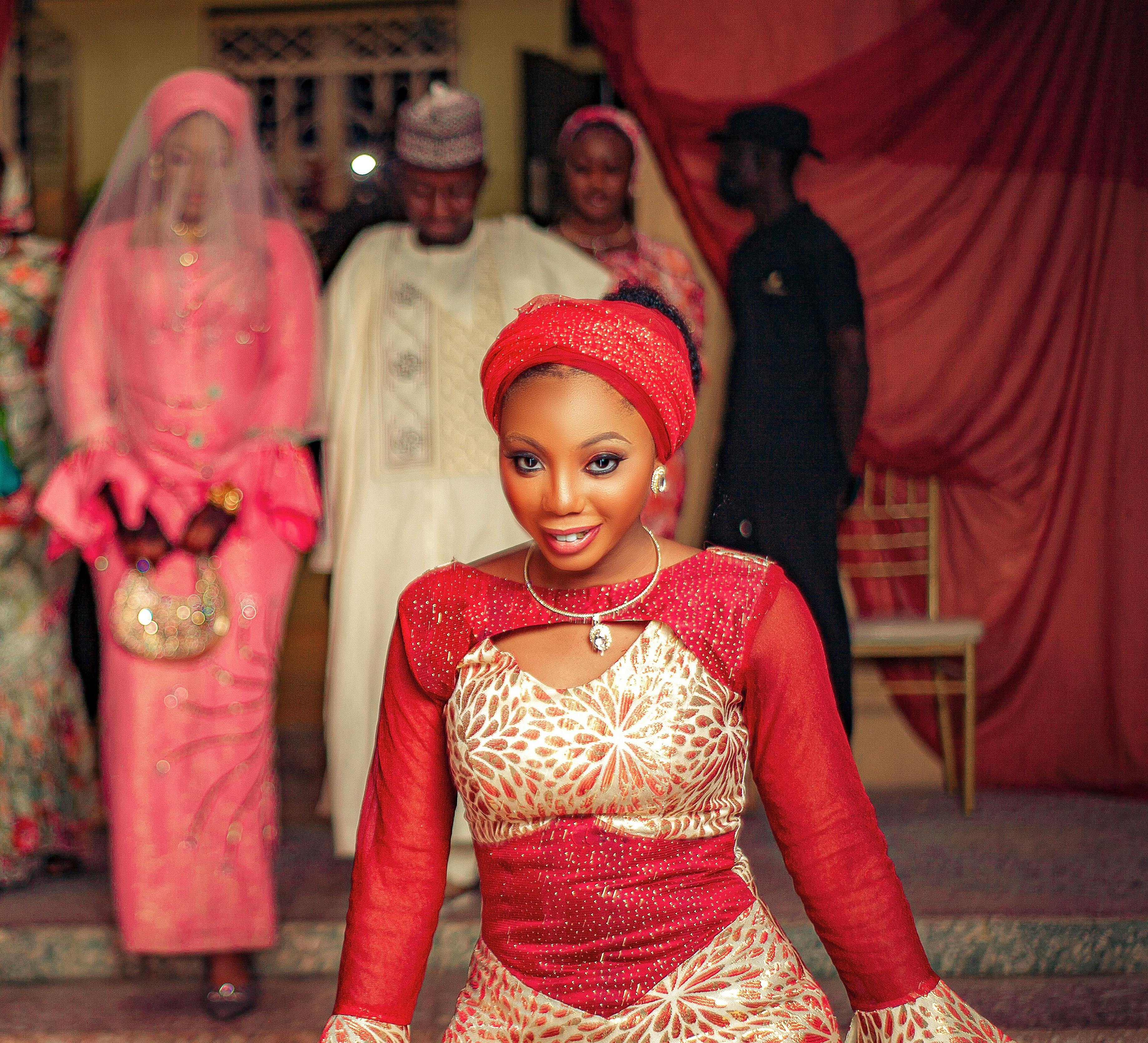 ingyenes Színes afrikai esküvői jelenet egy vidám menyasszonnyal és hagyományos viselettel. Stockfotó