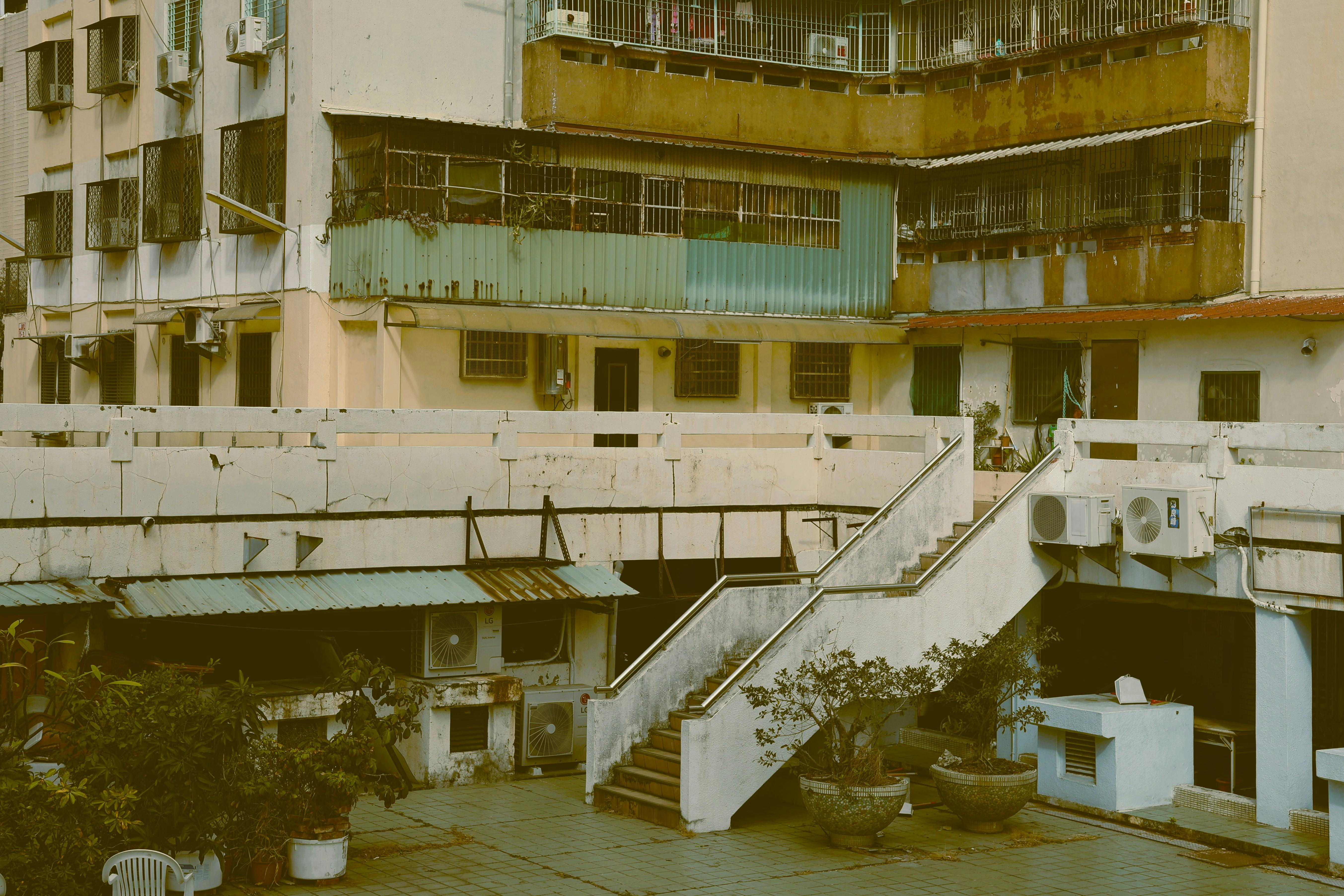 Gratis Rustikke, bymiljøer med værbitte bygninger og trapper, som fanger vintage-stemningene i Taiwan. Arkivbilde