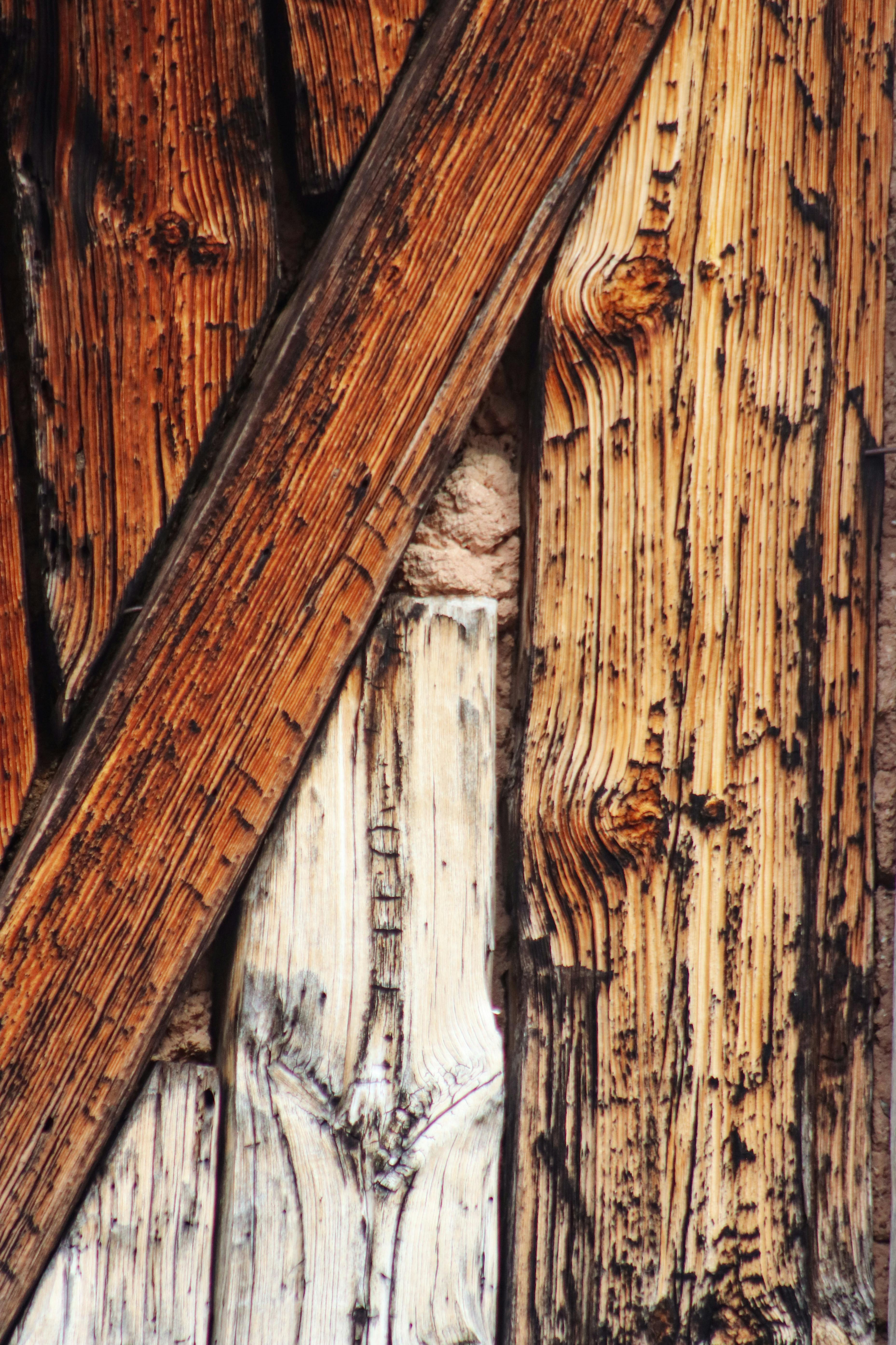 gratis Detailopname van verweerde, rustieke houten planken die in een gestructureerd patroon zijn gerangschikt, waarbij de natuurlijke houtnerf goed zichtbaar is. Stockfoto