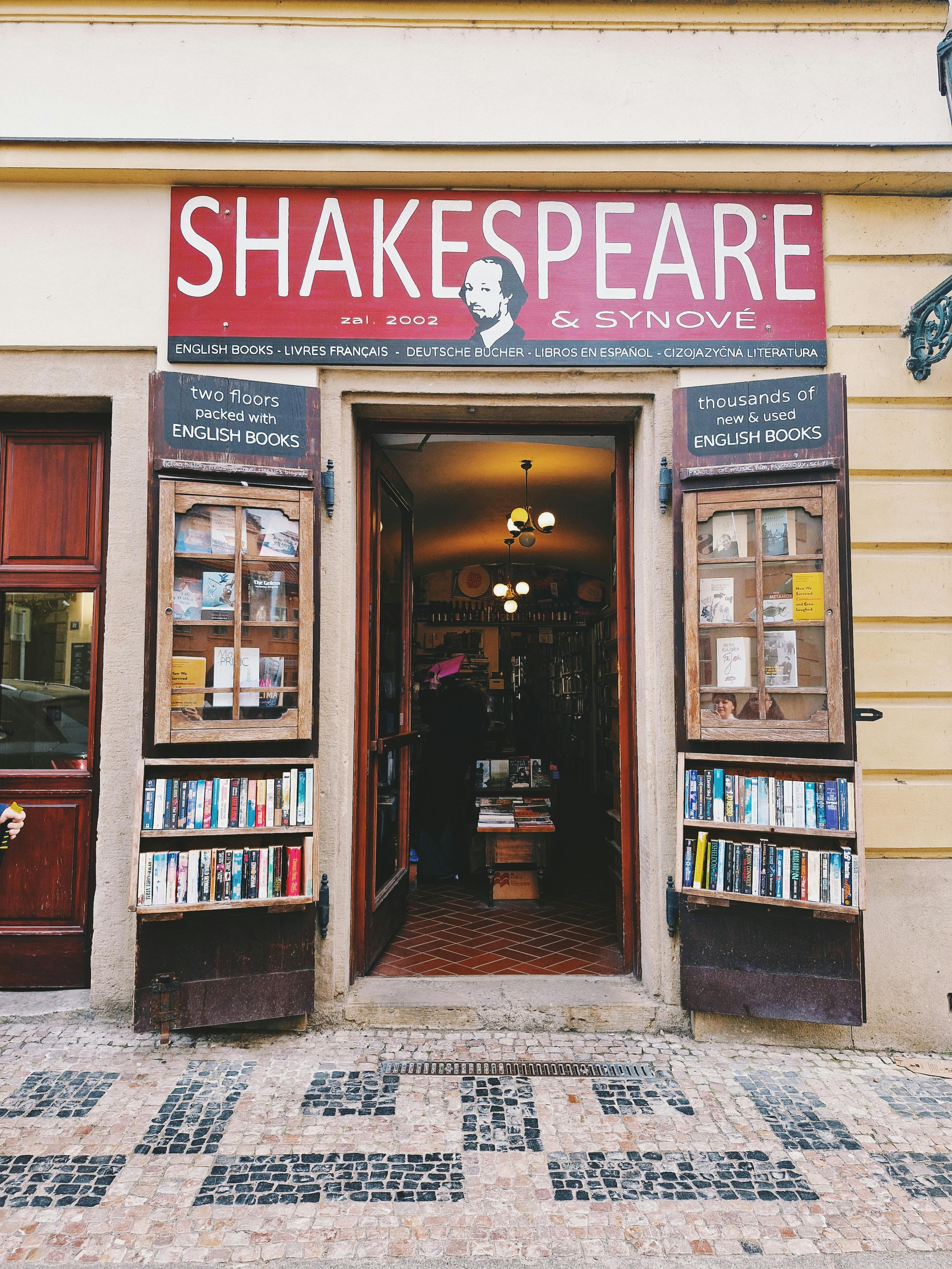 ingyenes A prágai ikonikus Shakespeare könyvesbolt elölnézete, amely angol nyelvű könyvek hatalmas gyűjteményét kínálja. Stockfotó