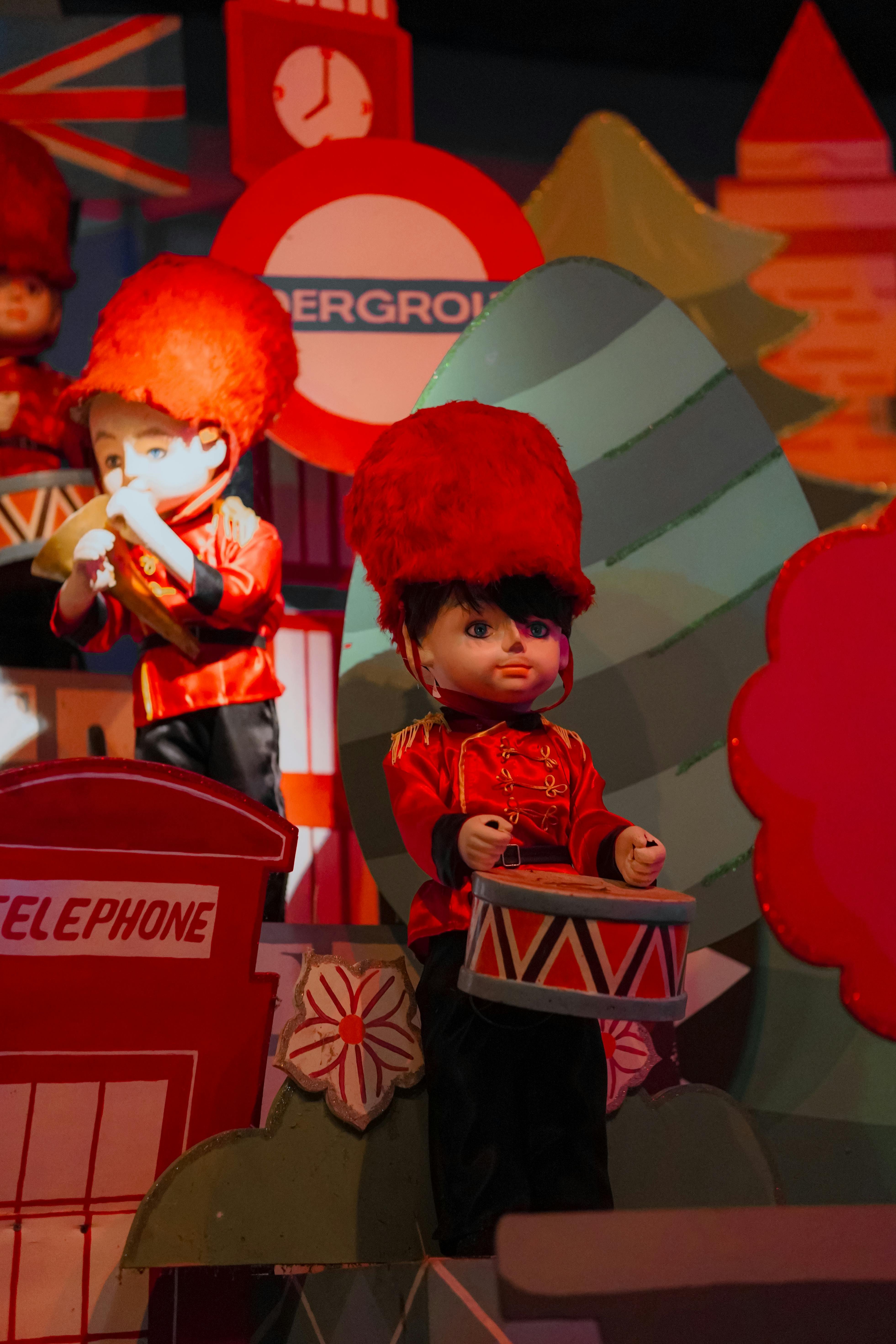 grátis Soldadinhos de brinquedo coloridos, com uniformes vermelhos e chapéus de aba larga, participam de um desfile. Foto profissional