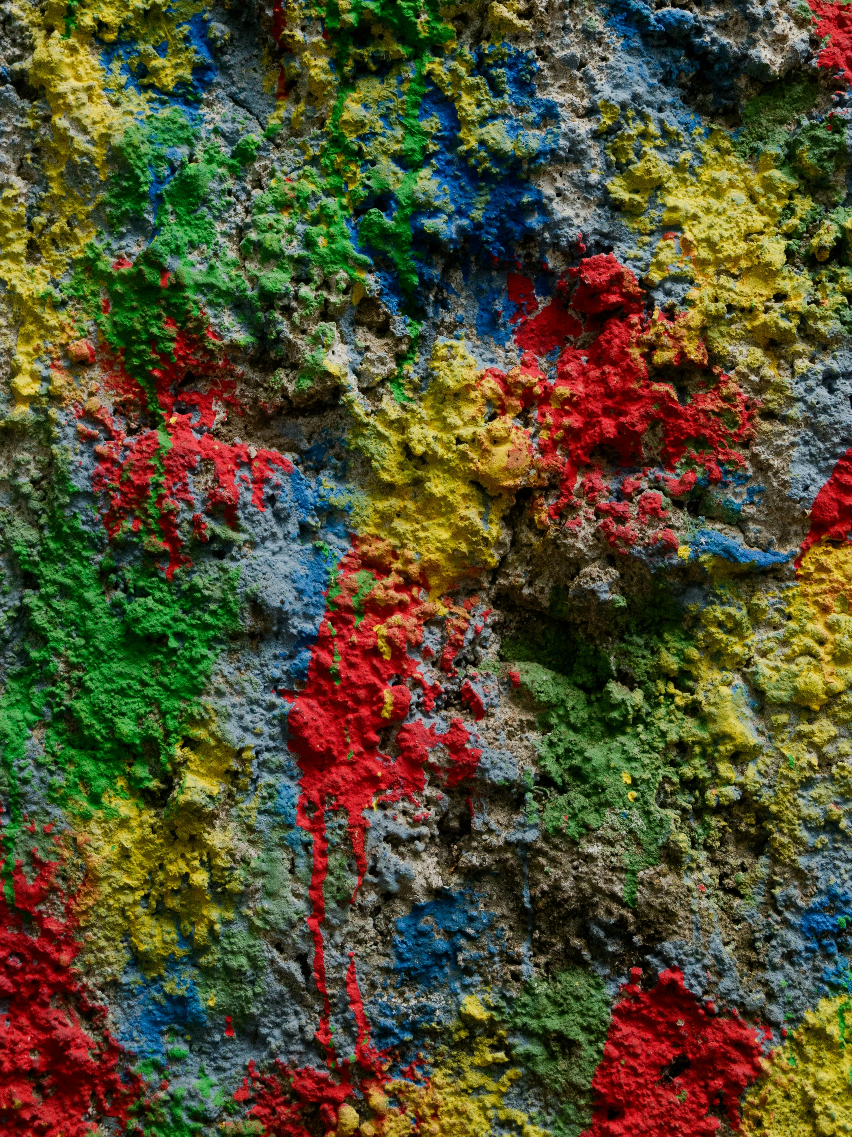 ingyenes Élénk textúrájú fal Jawa Baratban, Indonéziában, piros, zöld, kék és sárga festékfoltokkal. Stockfotó