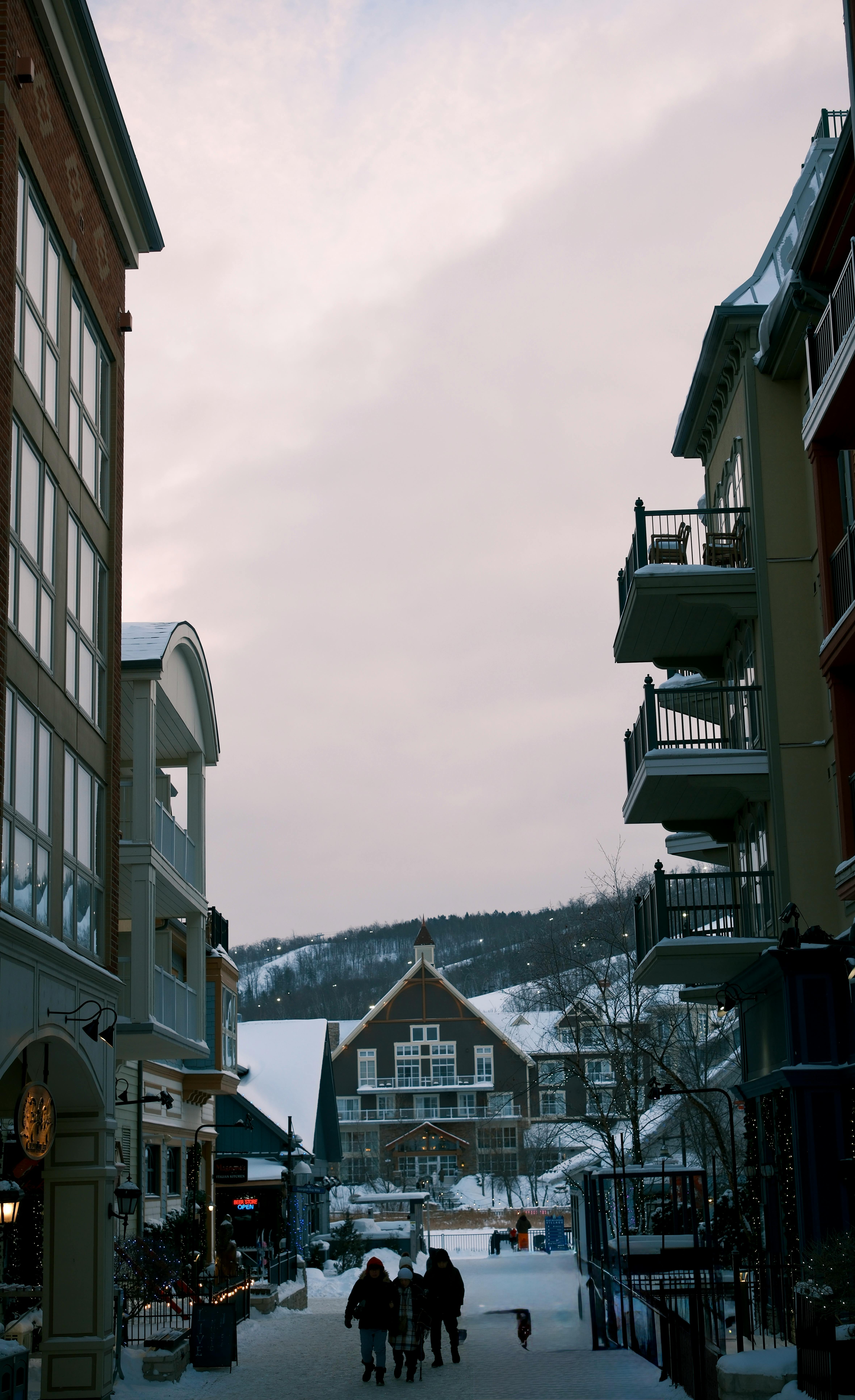 De franc Pintoresca vista hivernal de Blue Mountain Village amb carrers i edificis coberts de neu. Foto d'estoc