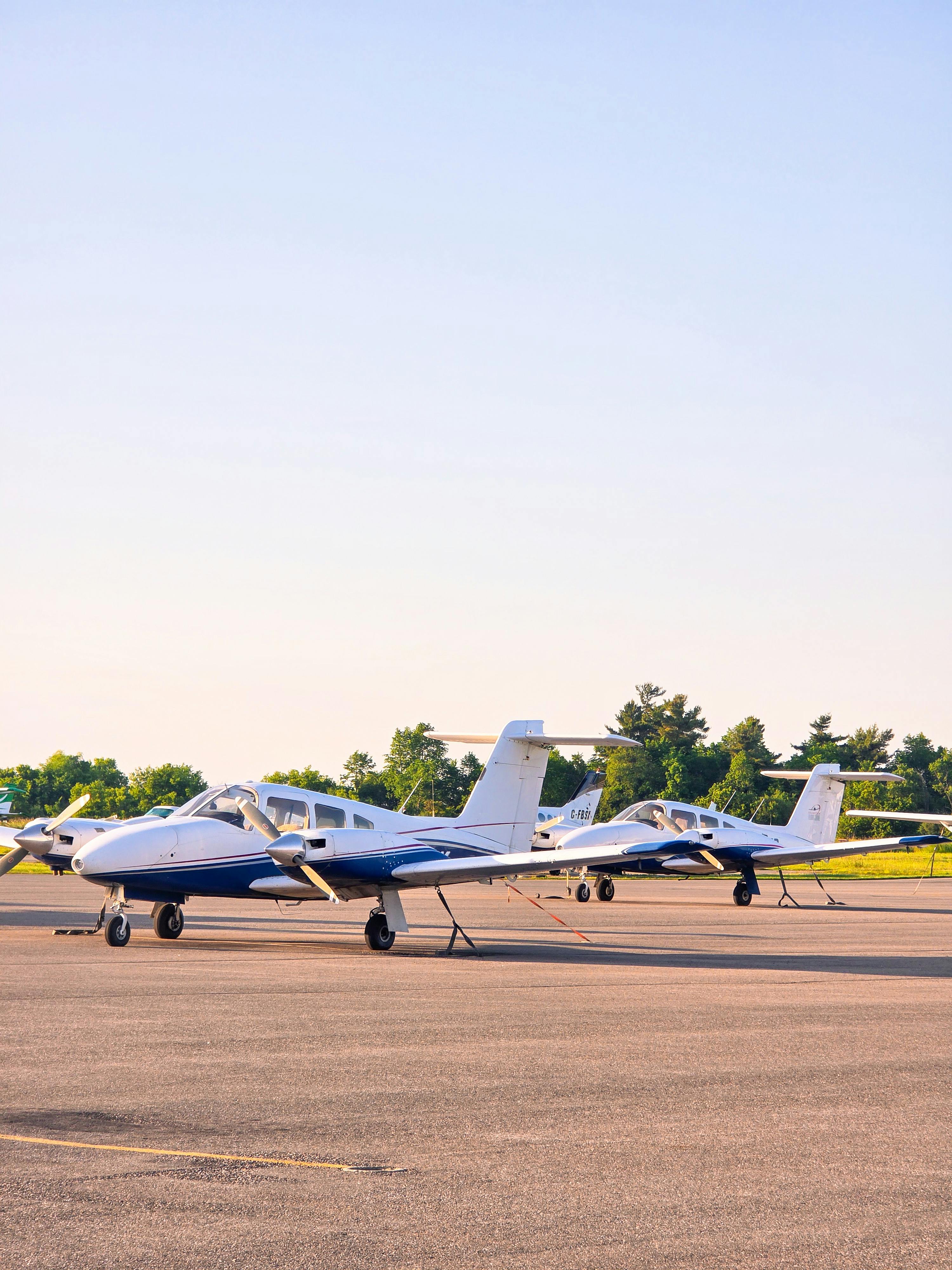 ingyenes Két kis magánrepülőgép állomásozik a szabadban a kifutópályán Torontóban, Ontarióban, egy napsütéses napon. Stockfotó