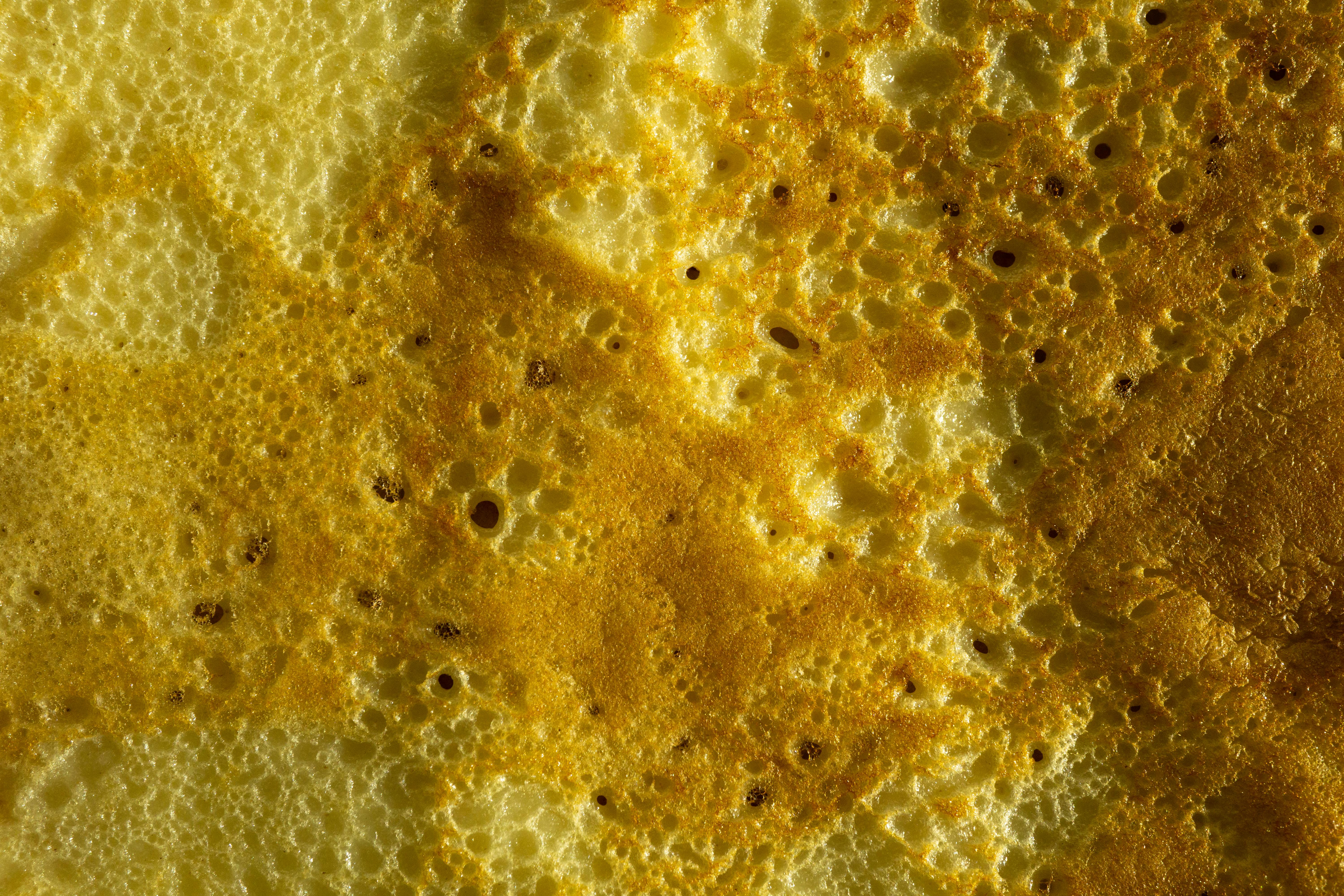 Bezpłatne Wysokiej rozdzielczości zbliżenie złotej struktury przypominającej plaster miodu, o skomplikowanych fakturach i wzorach. Zdjęcie z galerii