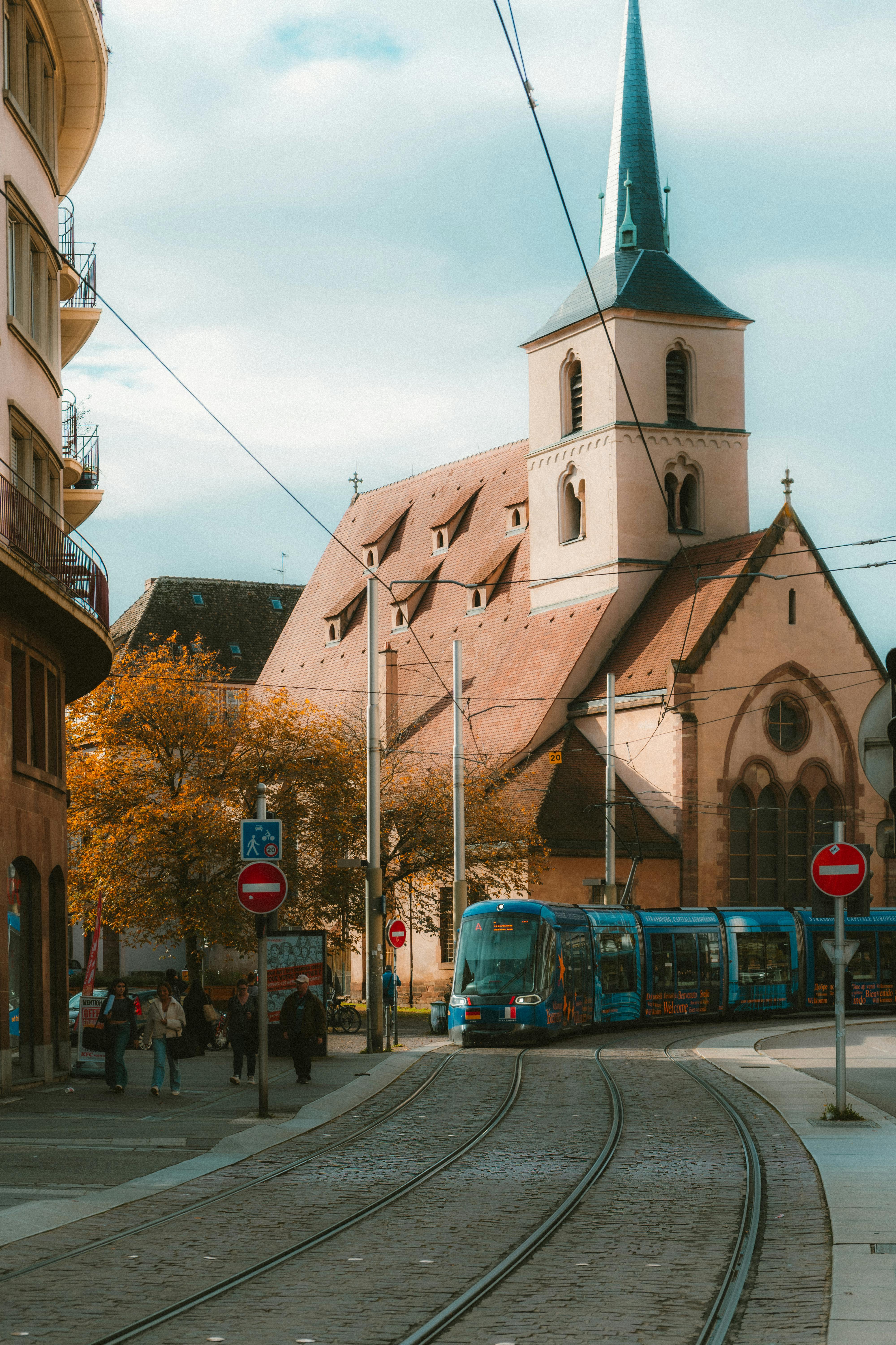 ingyenes Utcakép Strasbourgban, Franciaországban történelmi templommal és modern villamossal tiszta ég alatt. Stockfotó