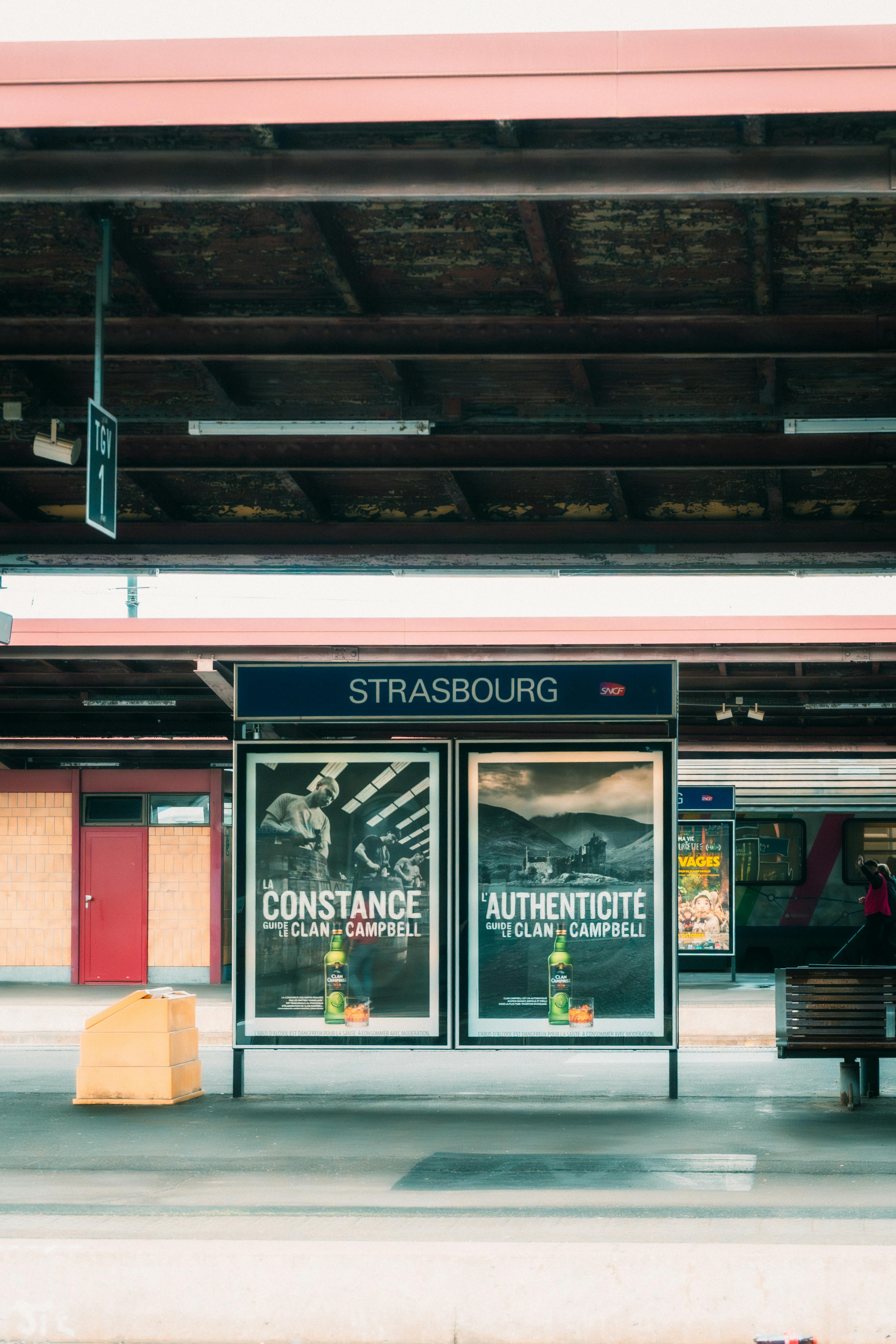 Bezpłatne Widok dworca kolejowego w Strasburgu, widoczne billboardy i peron. Zdjęcie z galerii