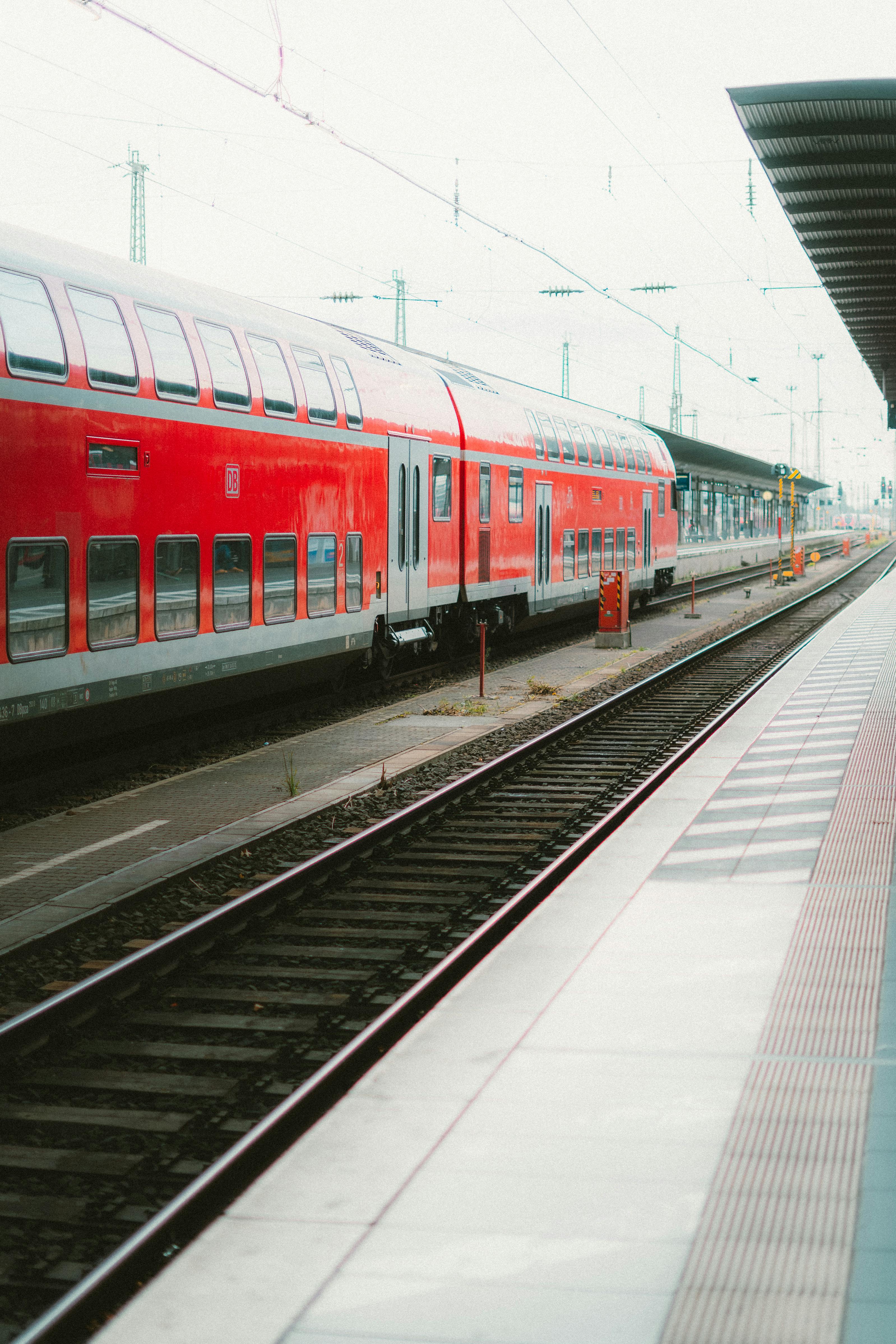 gratis Felrode trein op het perron van station Straatsburg, Frankrijk. Stockfoto