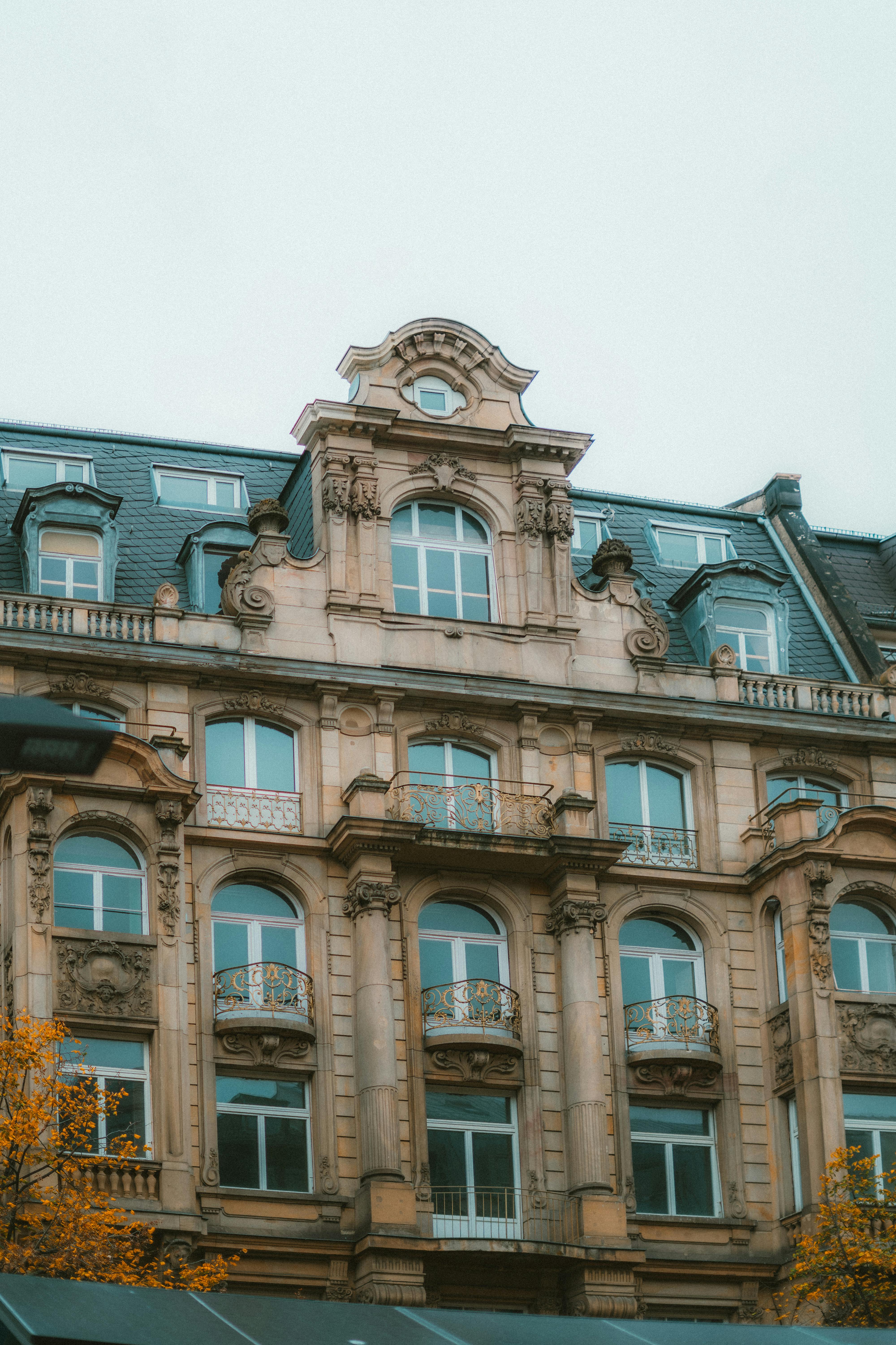 Gratis La facciata di un edificio storico splendidamente dettagliato a Francoforte sul Meno, in Germania. Foto a disposizione