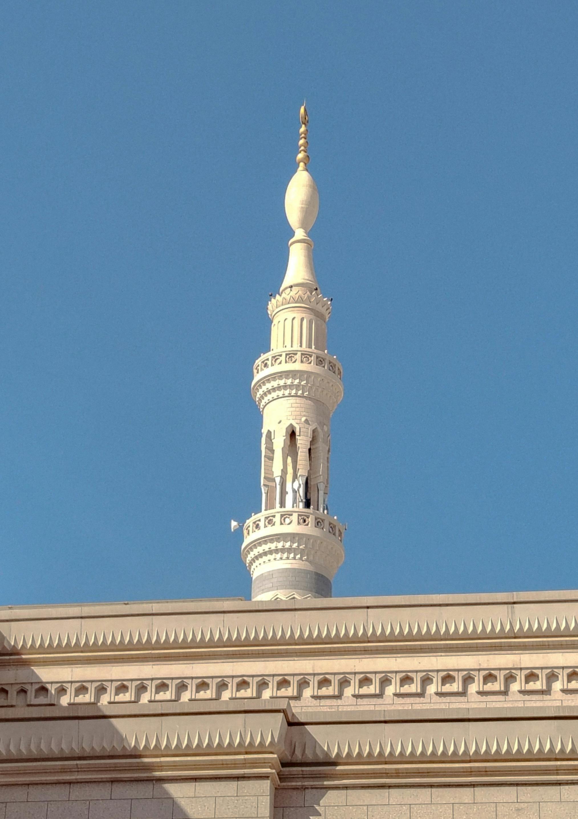 Gratis En intrikat minaret med detaljert arkitektur mot en knallblå himmel. Arkivbilde