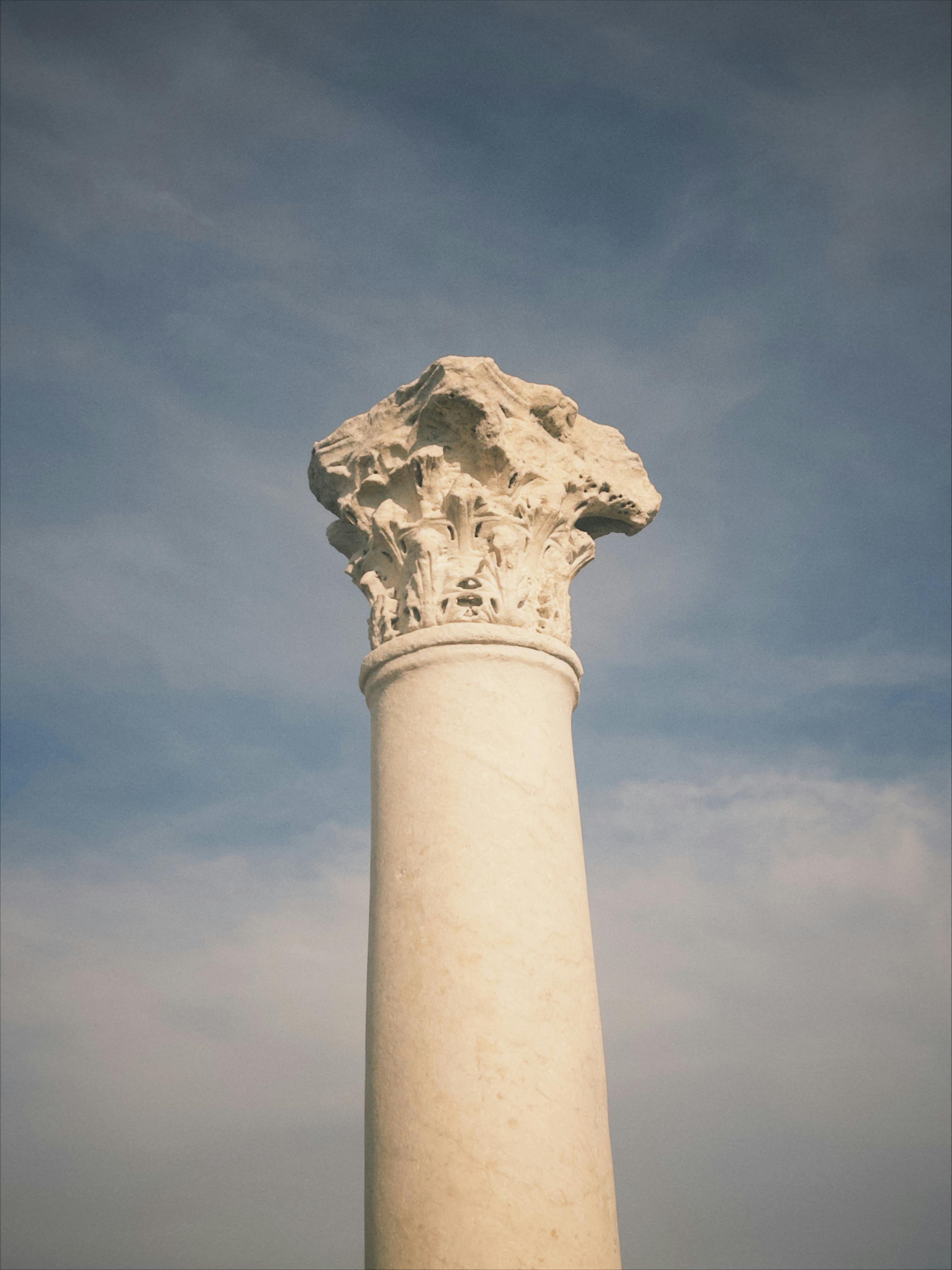 Free A monumental ancient column in Denizli, Türkiye stands tall against a clear blue sky. Stock Photo