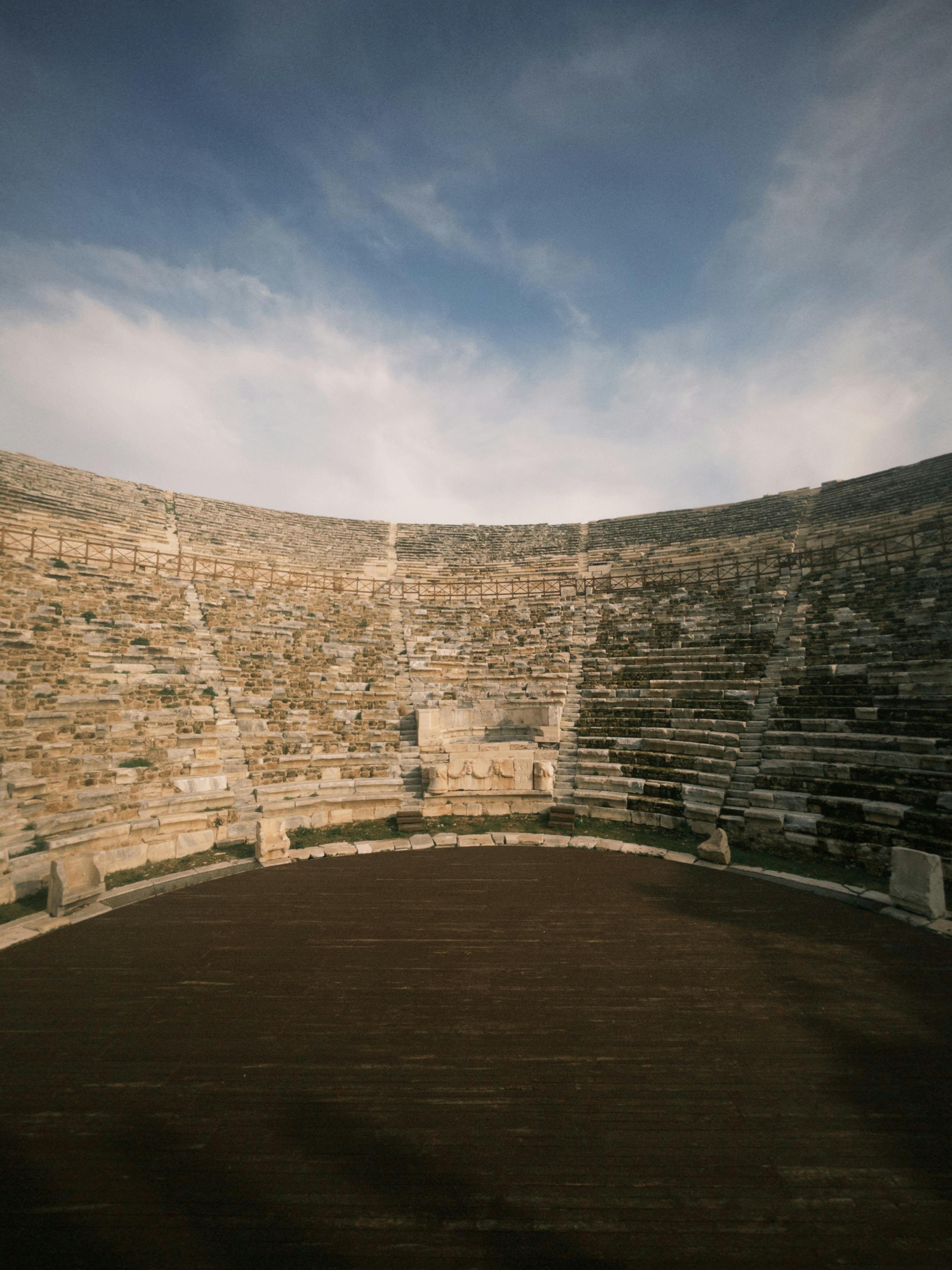 Δωρεάν Ευρεία φωτογραφία του αρχαίου ρωμαϊκού αμφιθεάτρου στο Ντενιζλί κάτω από έναν εντυπωσιακό ουρανό. Φωτογραφία από στοκ φωτογραφιών