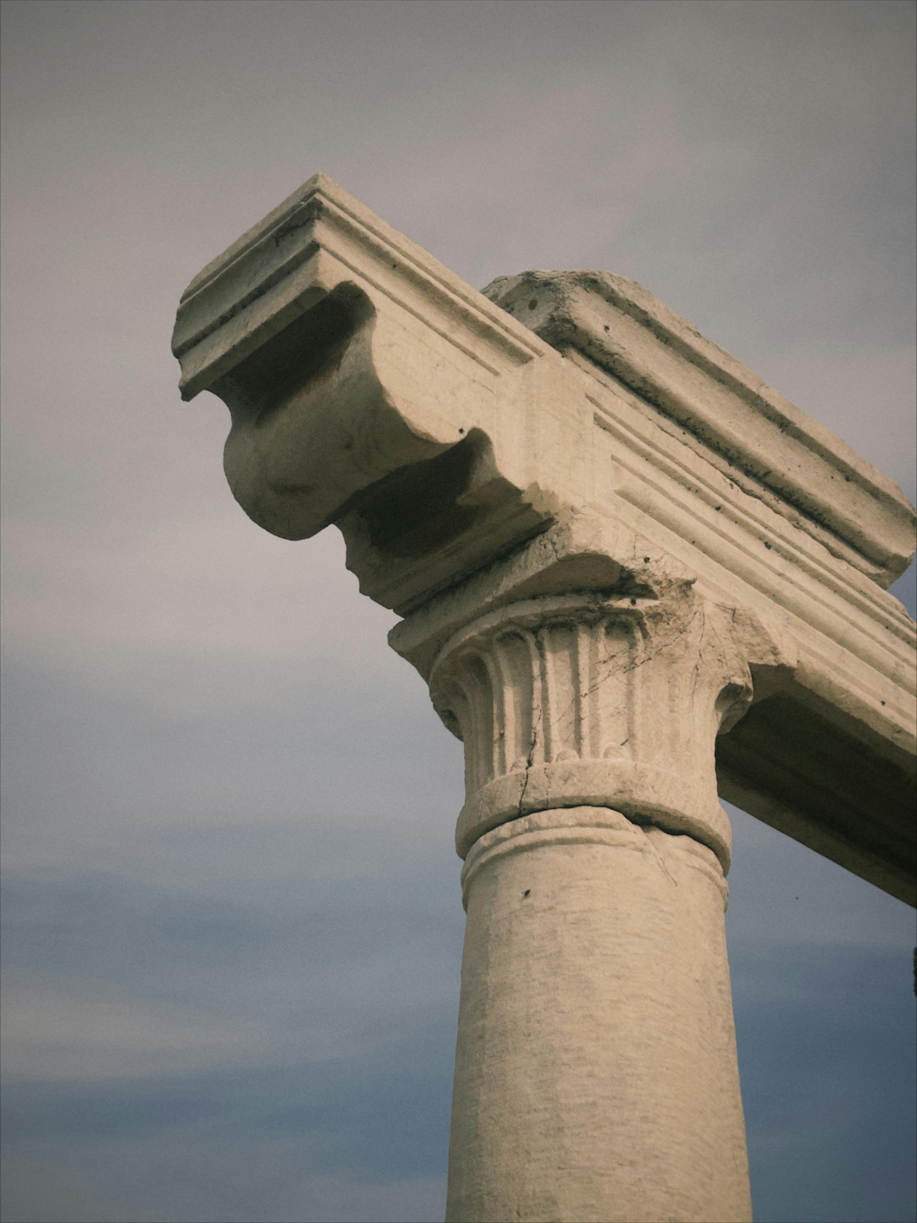 bezplatná Detail starověkého římského sloupu pod zataženou oblohou v Hierapolis, Denizli. Základová fotografie