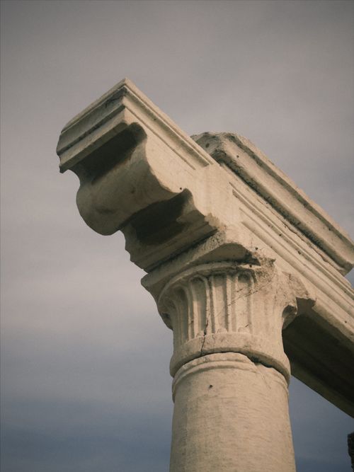 Free Close-up of a historic Corinthian column in Denizli, Türkiye with a dramatic sky. Stock Photo