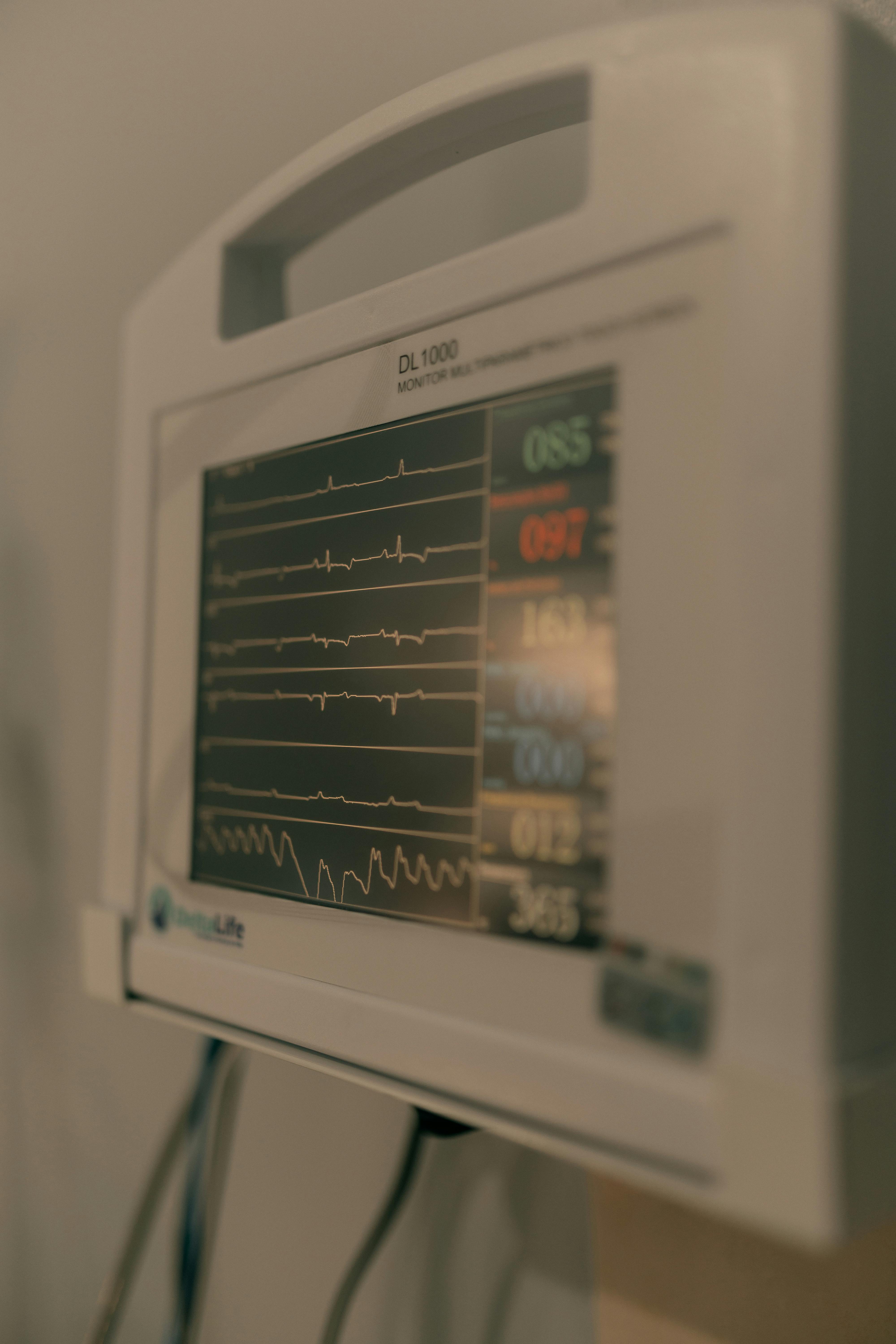 Free A detailed view of a hospital heart rate monitor displaying vital signs and heart rate patterns. Stock Photo
