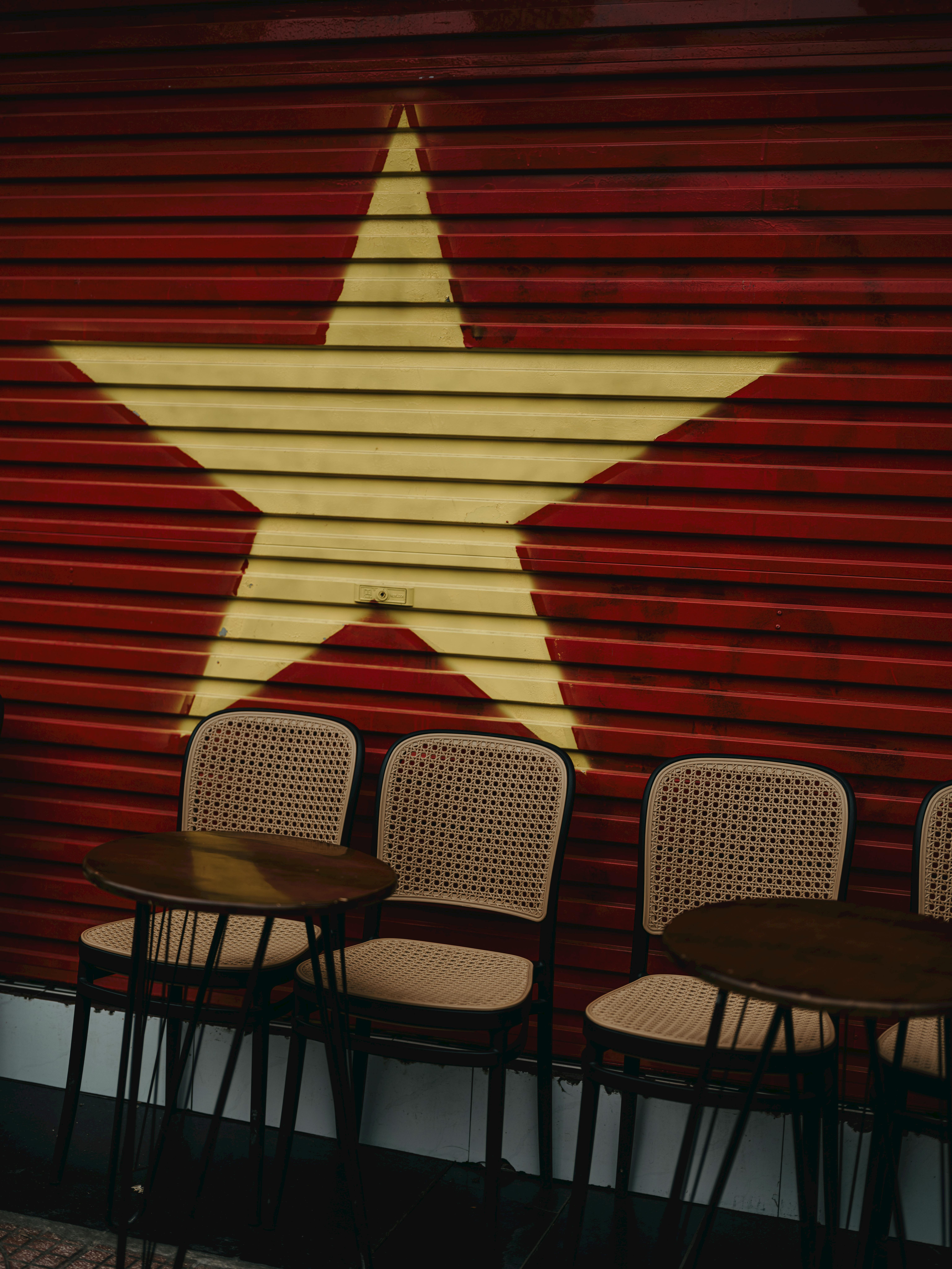 Gratis Accogliente bar all'aperto con l'iconica bandiera vietnamita sullo sfondo, ad Hanoi, Vietnam. Foto a disposizione