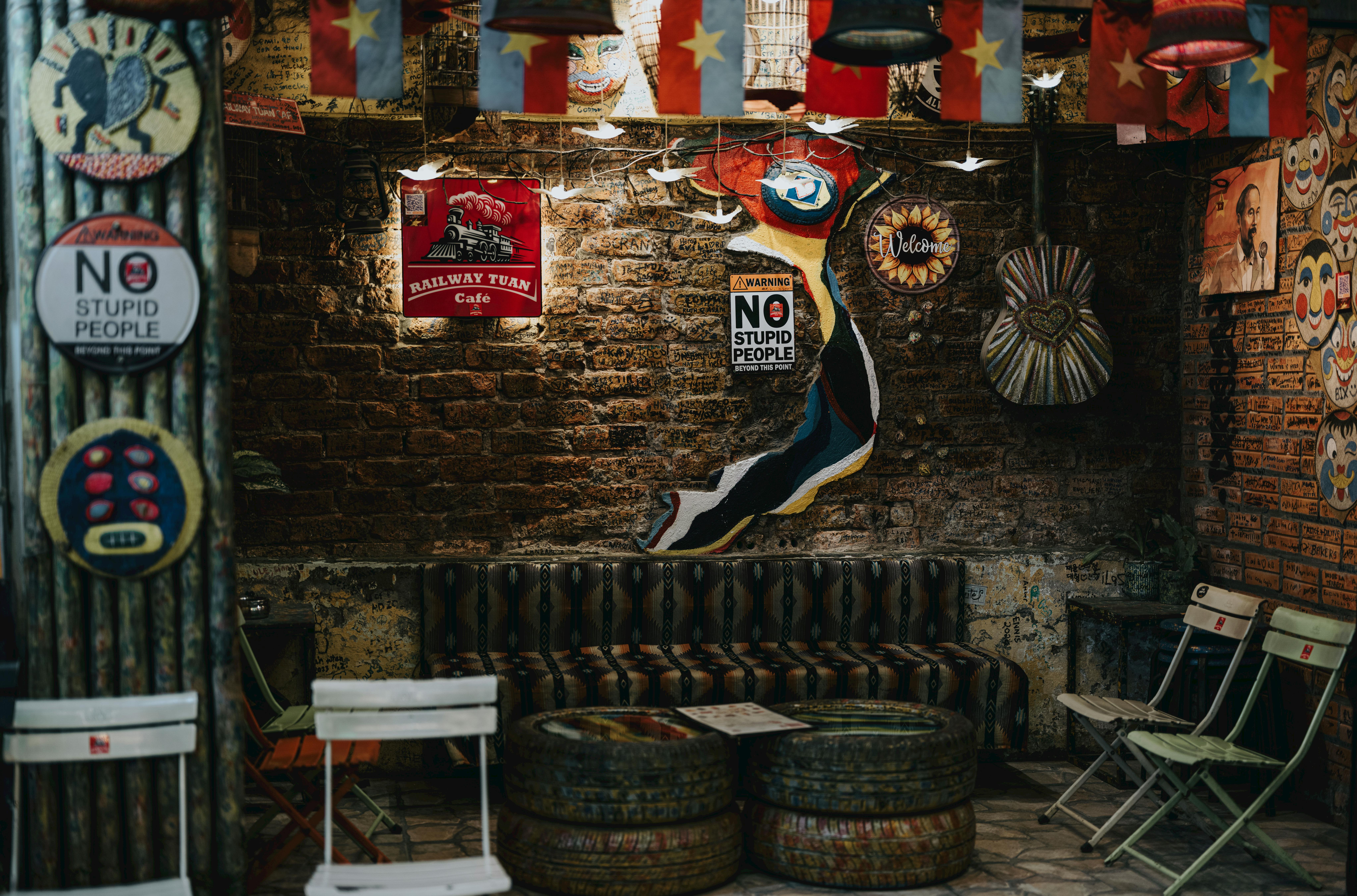 Ücretsiz Hanoi'de eşsiz dekorasyonu ve sanatsal duvar resimleriyle dikkat çeken, samimi bir vintage kafe. Stok Fotoğraflar