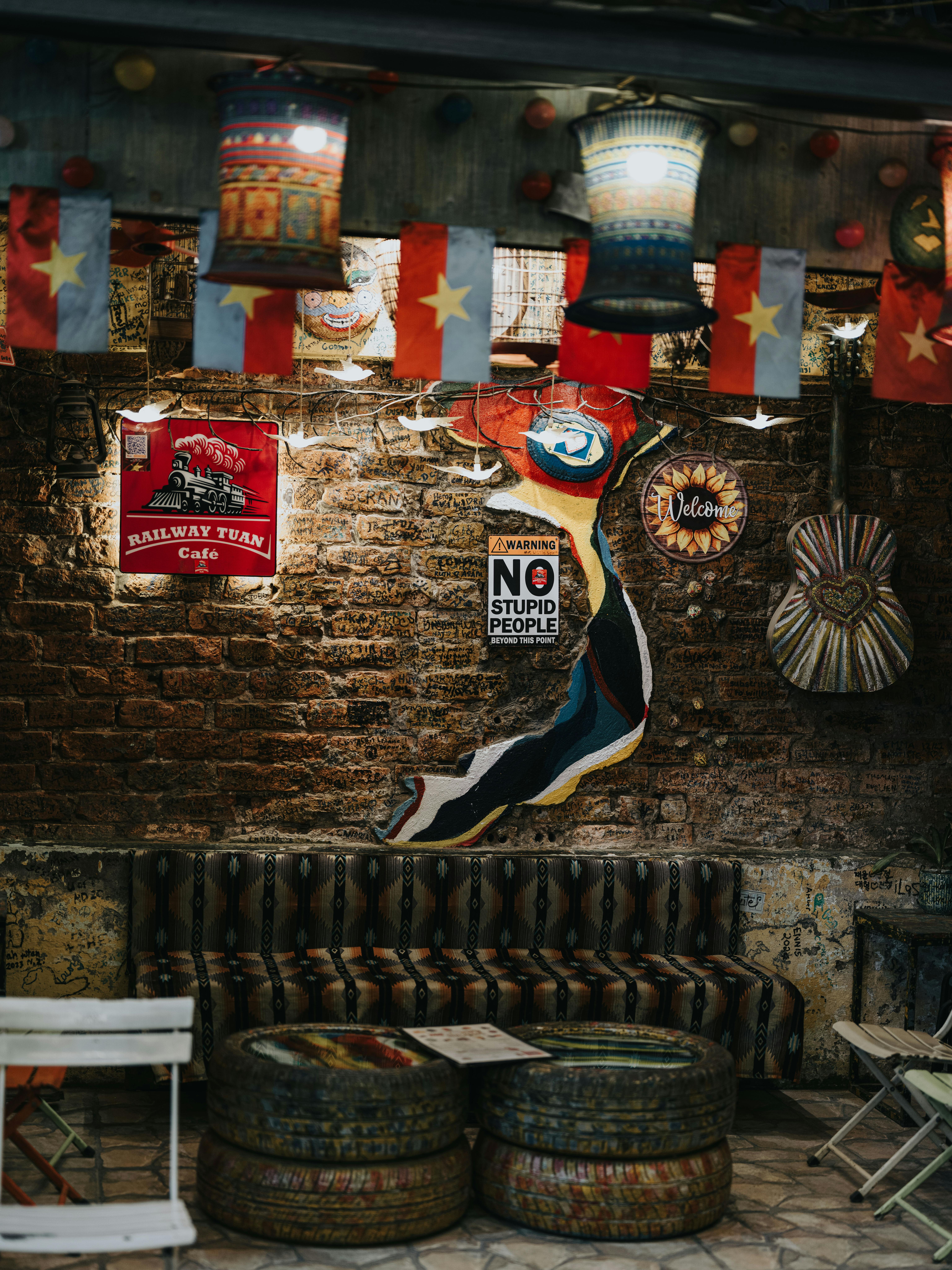 gratis Vintage café-interieur in Hanoi met eclectische decoratie, inclusief lampen en vlaggen voor een gezellige sfeer. Stockfoto