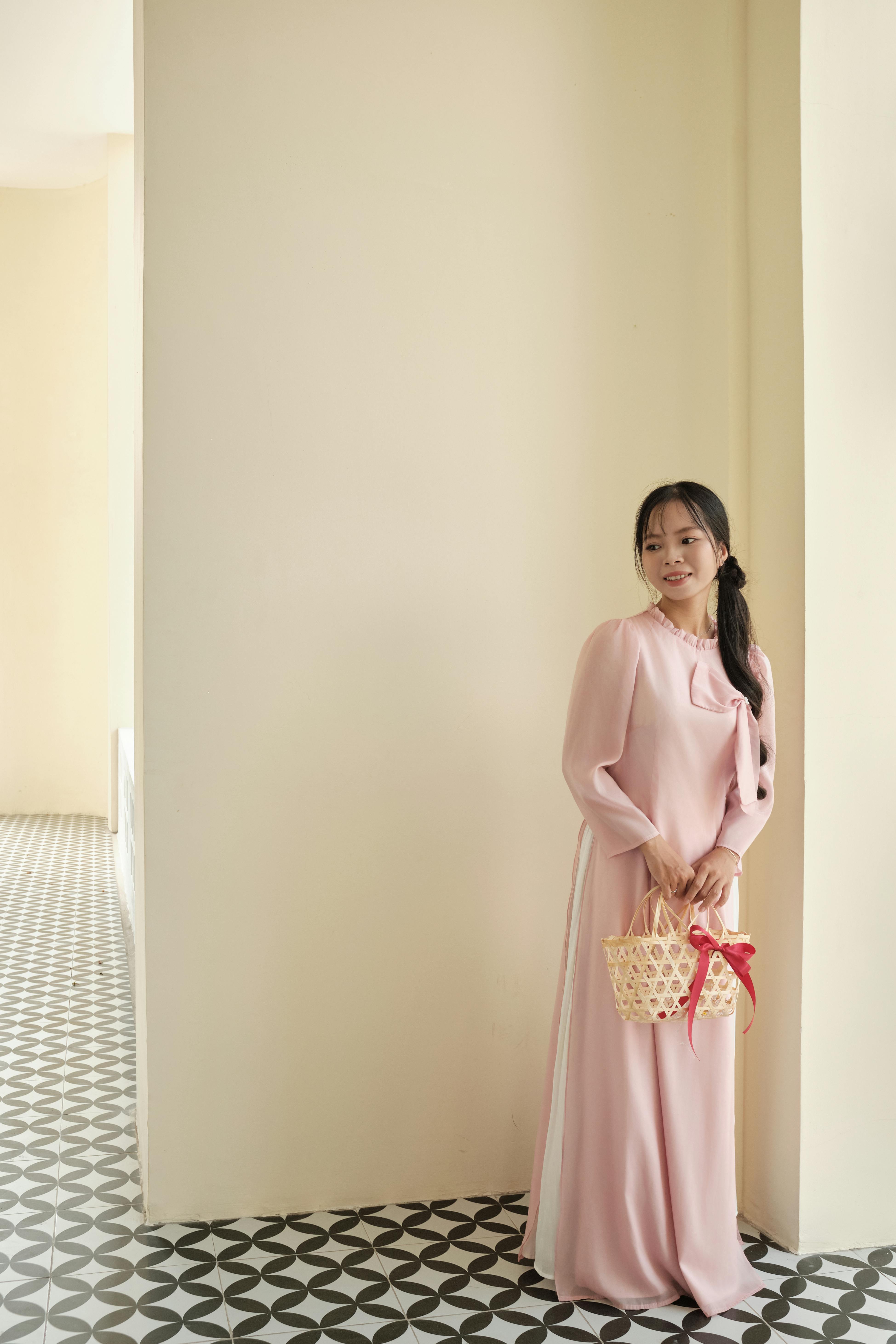 gratis Elegante Vietnamese vrouw in roze ao dai met een mand, Bến Tre, Vietnam. Stockfoto