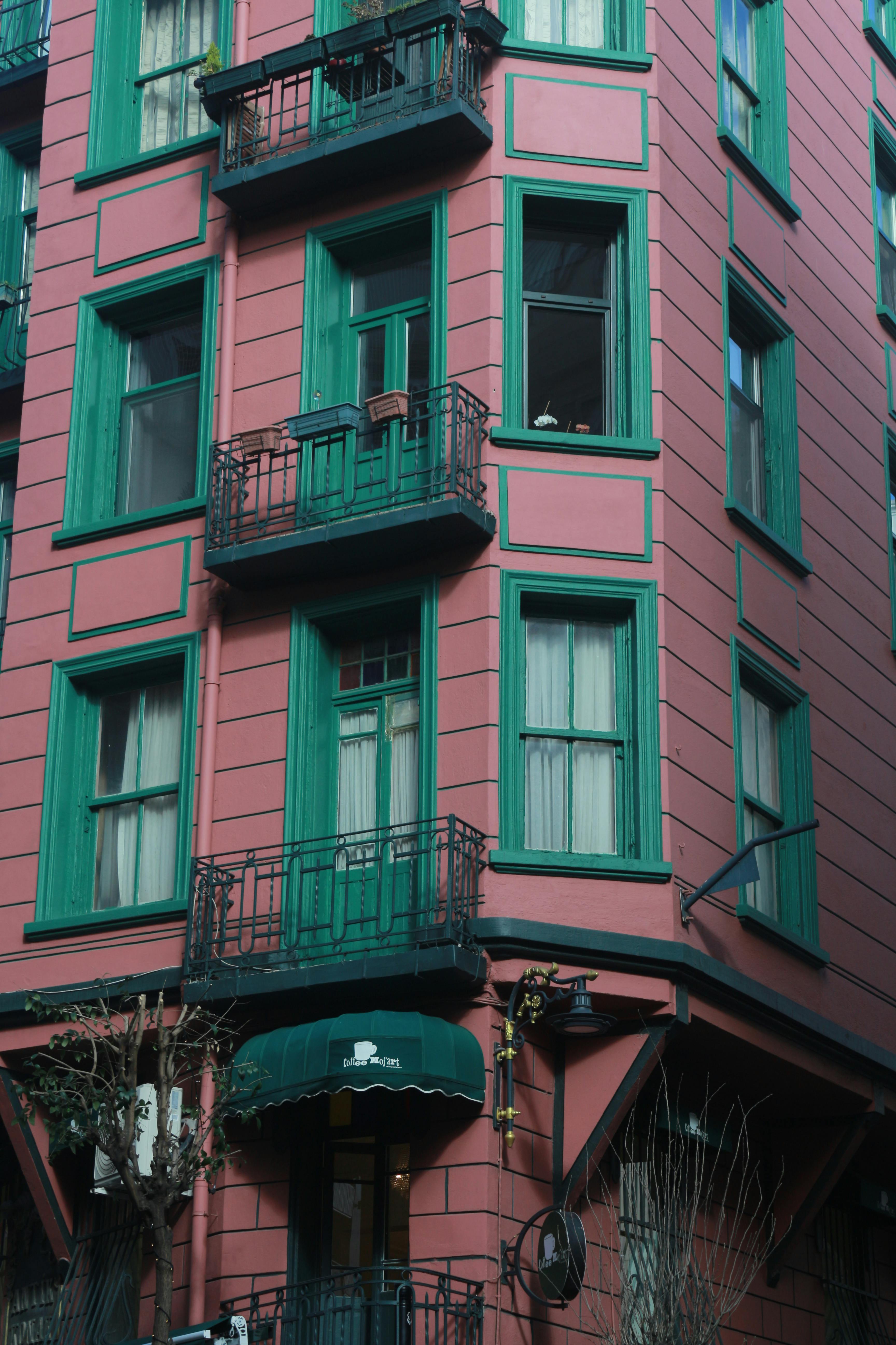 gratis Een kleurrijke roze en groene gevel in Istanbul, een toonbeeld van architectonische schoonheid. Stockfoto