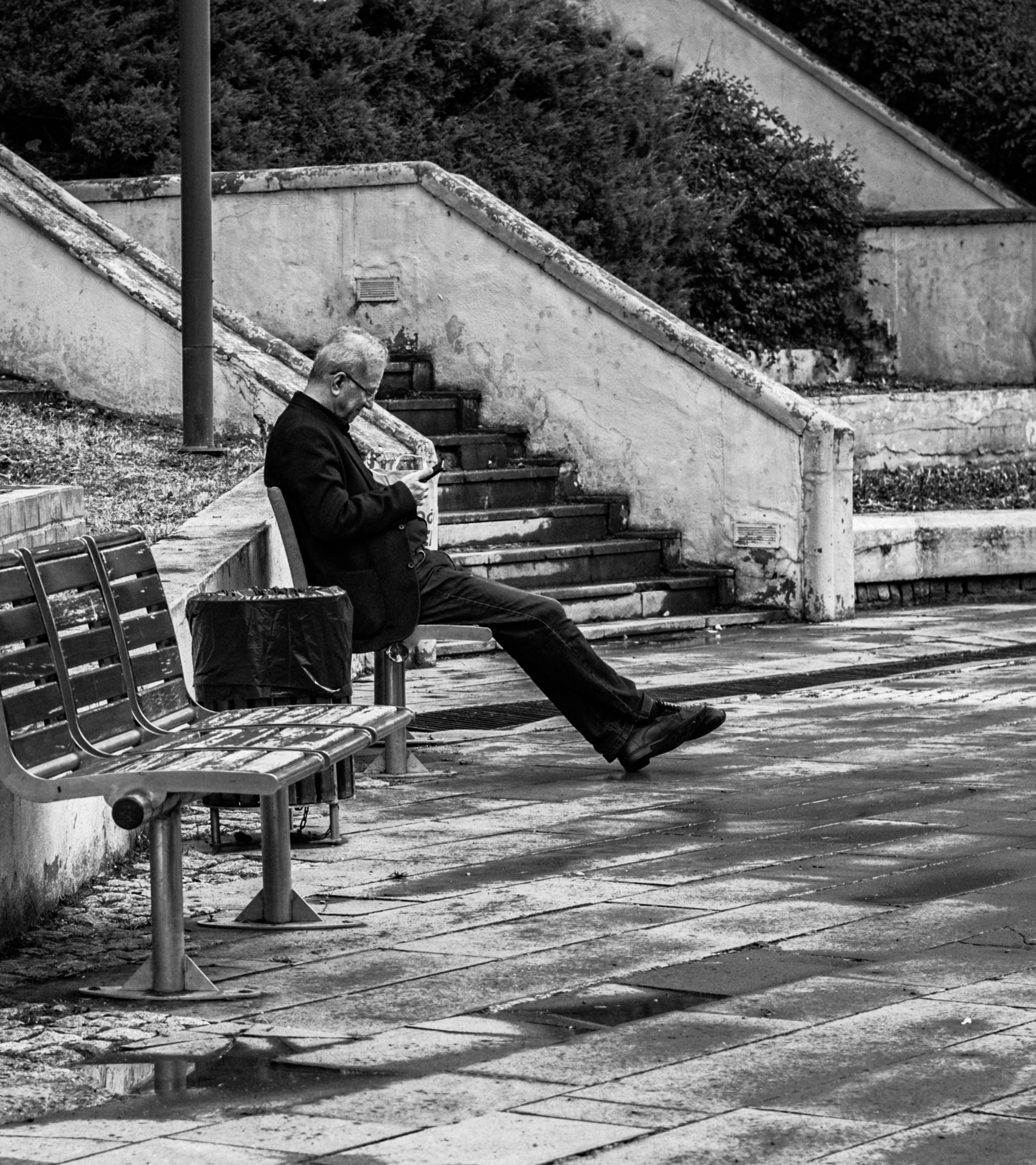 gratis Zwart-witfoto van een oudere man die alleen op een parkbankje zit. Stockfoto