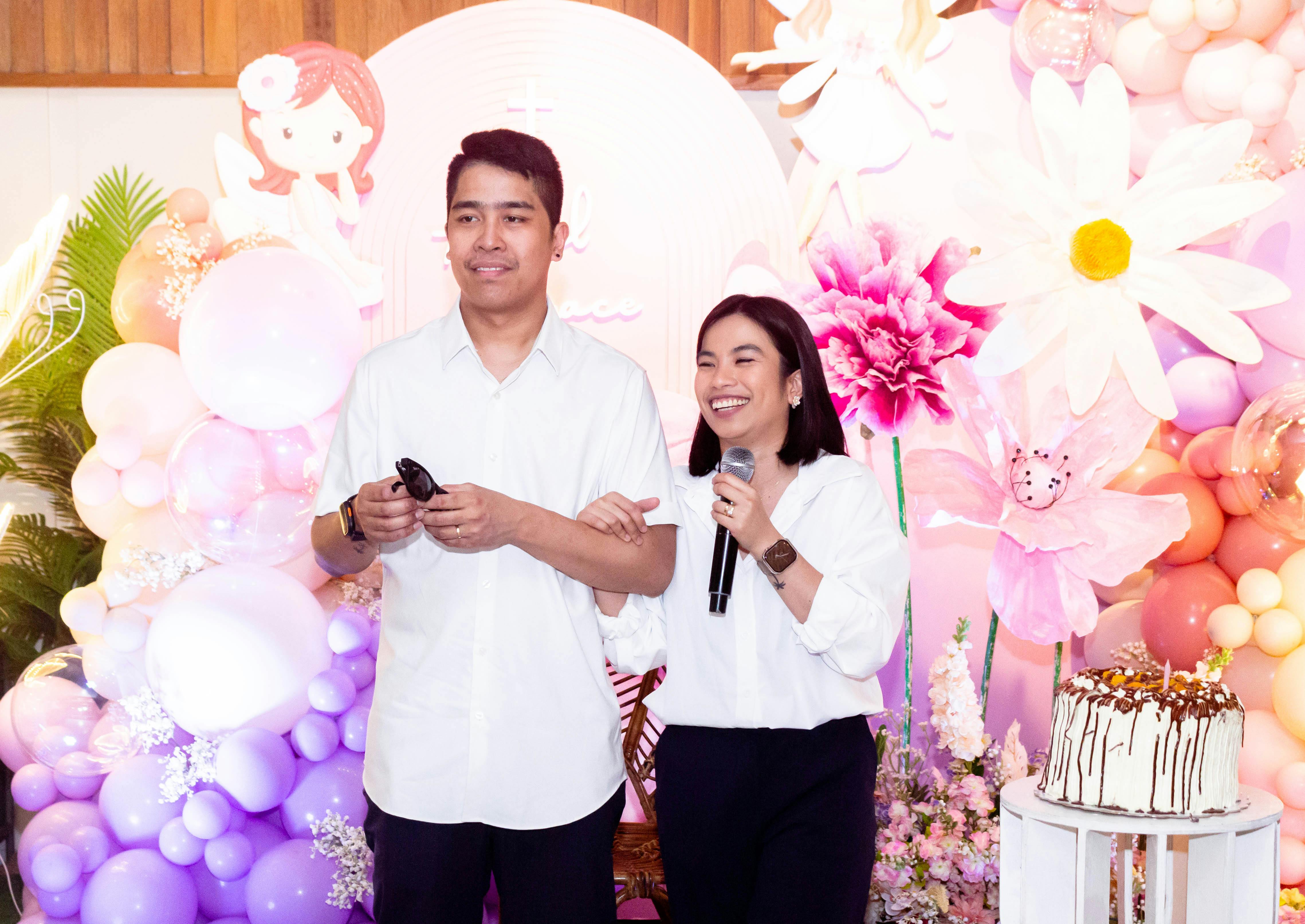 Miễn phí Cặp đôi tươi cười tận hưởng bữa tiệc với phông nền đầy màu sắc gồm hoa và bóng bay. Ảnh lưu trữ