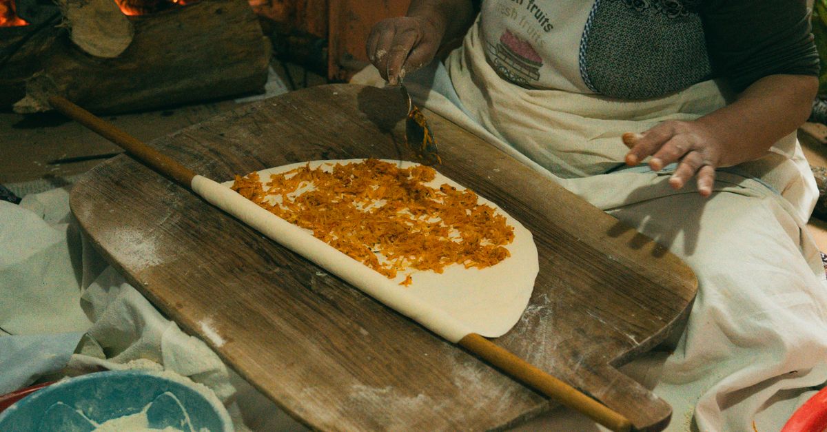 キッチンで料理をする様子