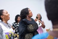 一群快乐的女性在室内庆祝一个特殊的时刻