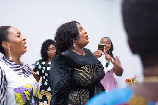 一群快乐的女性在室内庆祝一个特殊的时刻