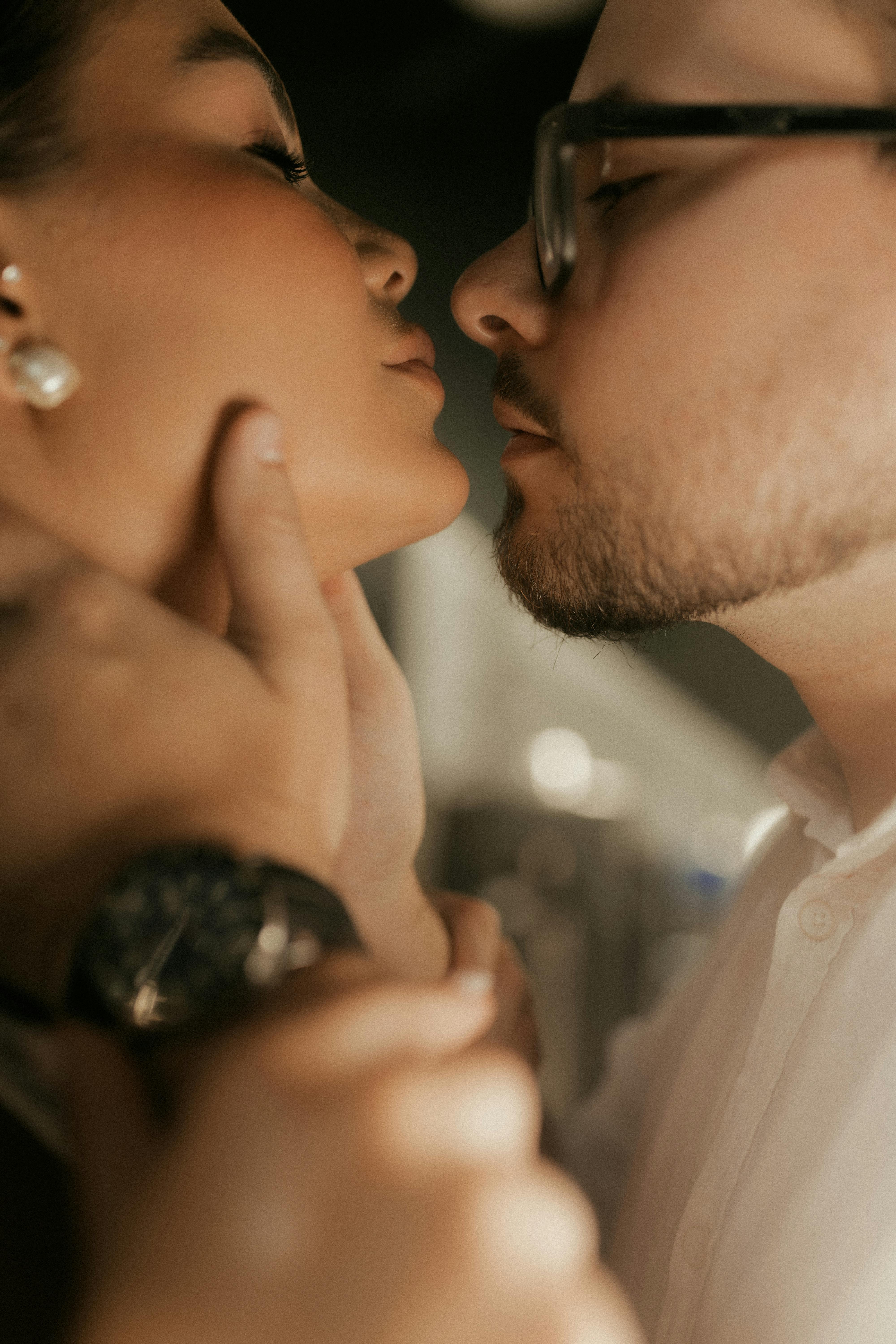 Miễn phí Ảnh cận cảnh một cặp đôi đang chia sẻ khoảnh khắc thân mật trong nhà, ghi lại những cảm xúc lãng mạn. Ảnh lưu trữ