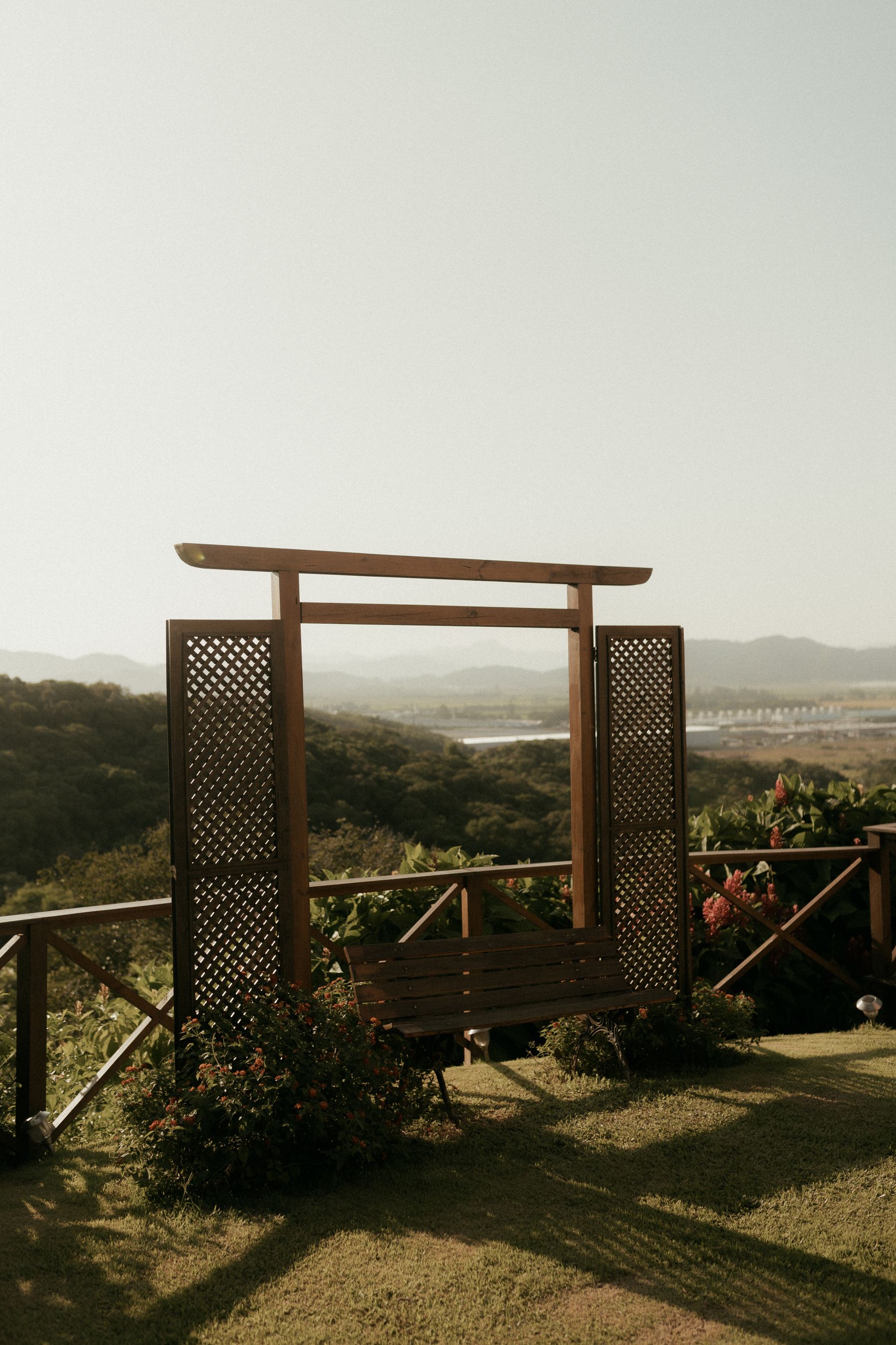 Pergola en bois intégrée à un jardin paysager