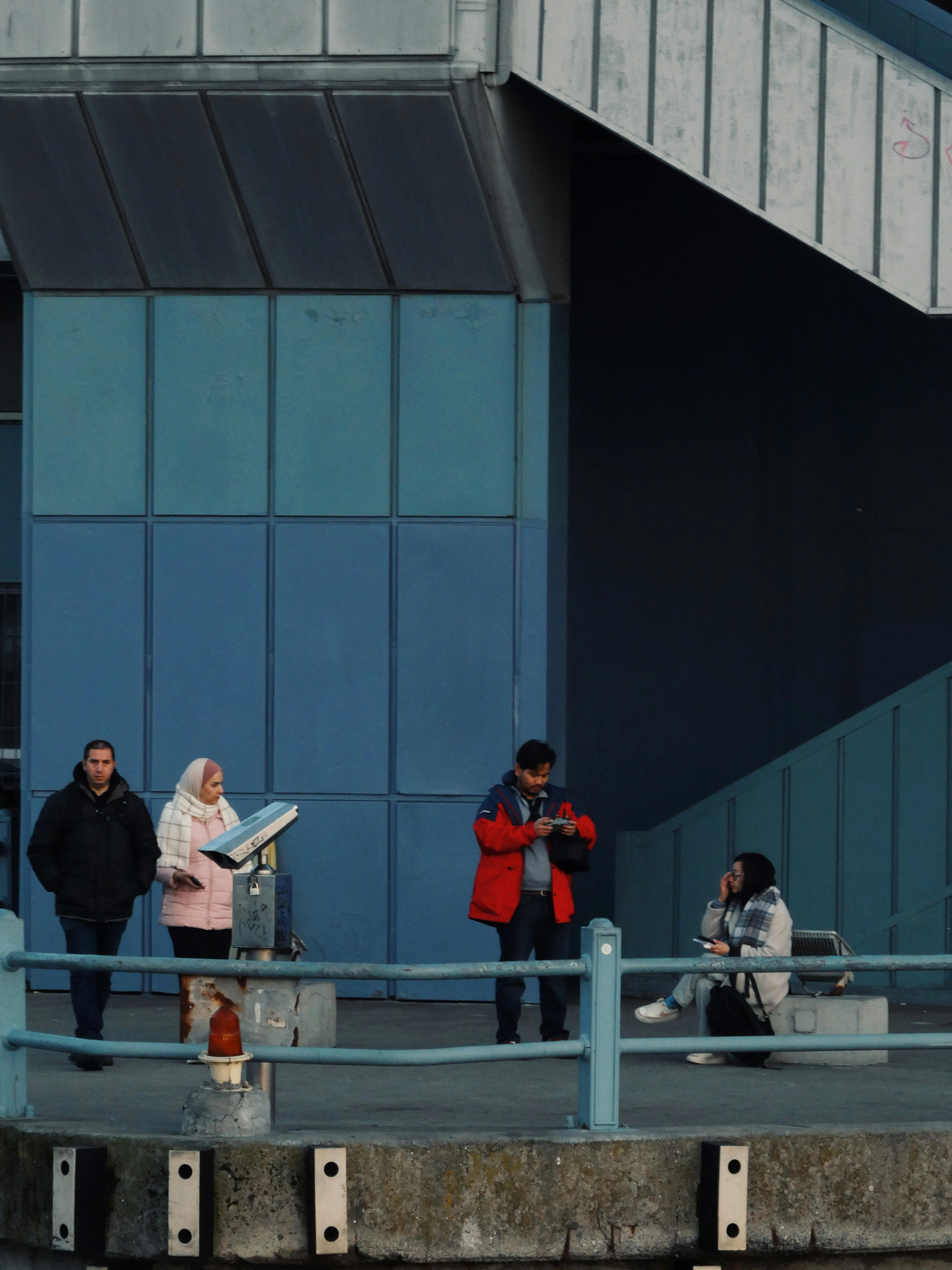 무료 이스탄불의 갈라타 다리에서 휴식을 취하며 순간들을 포착하는 사람들. 스톡 사진