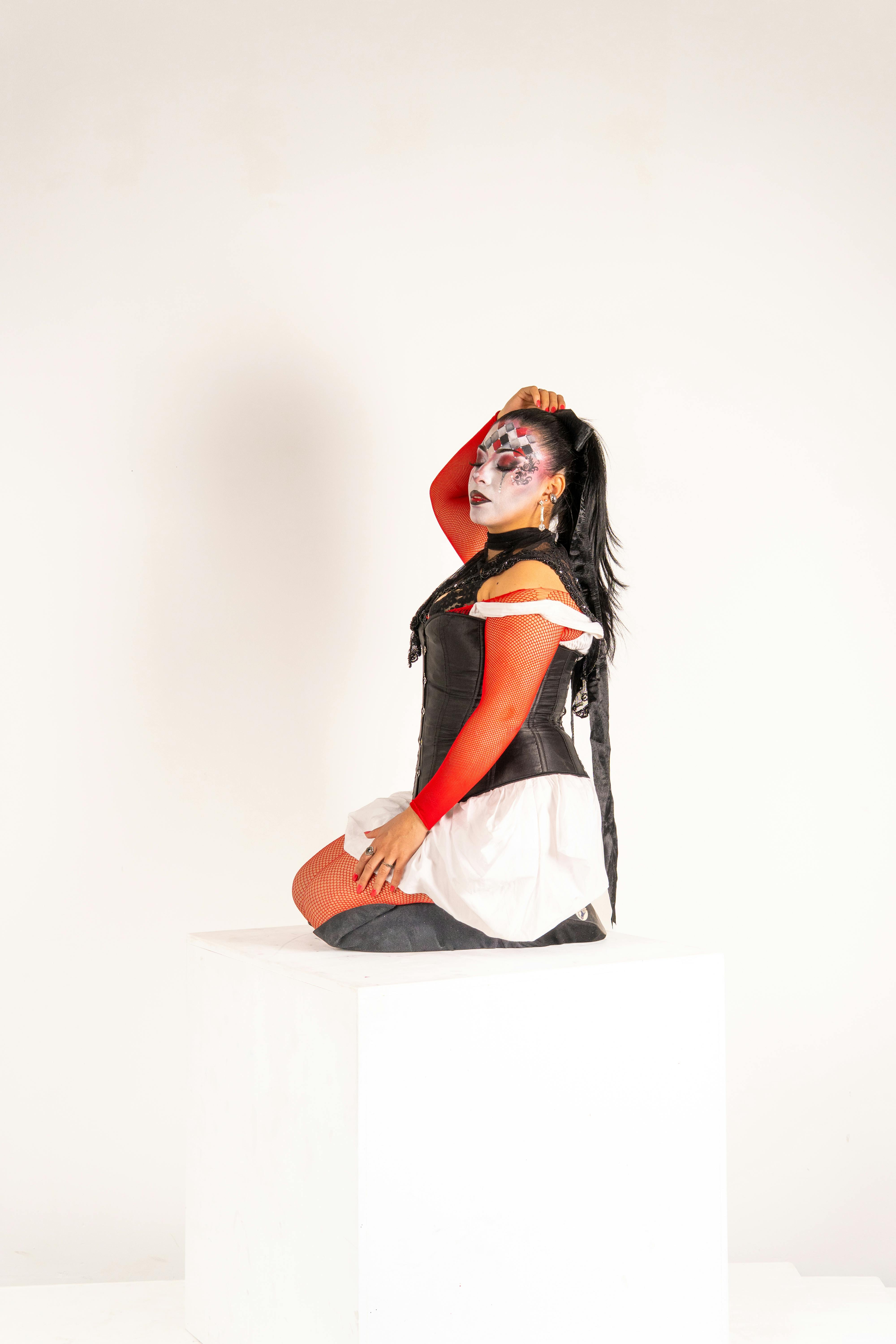 Gratis Et slående portræt med harlekin-tema med kunstnerisk makeup og kostume. Lagerfoto