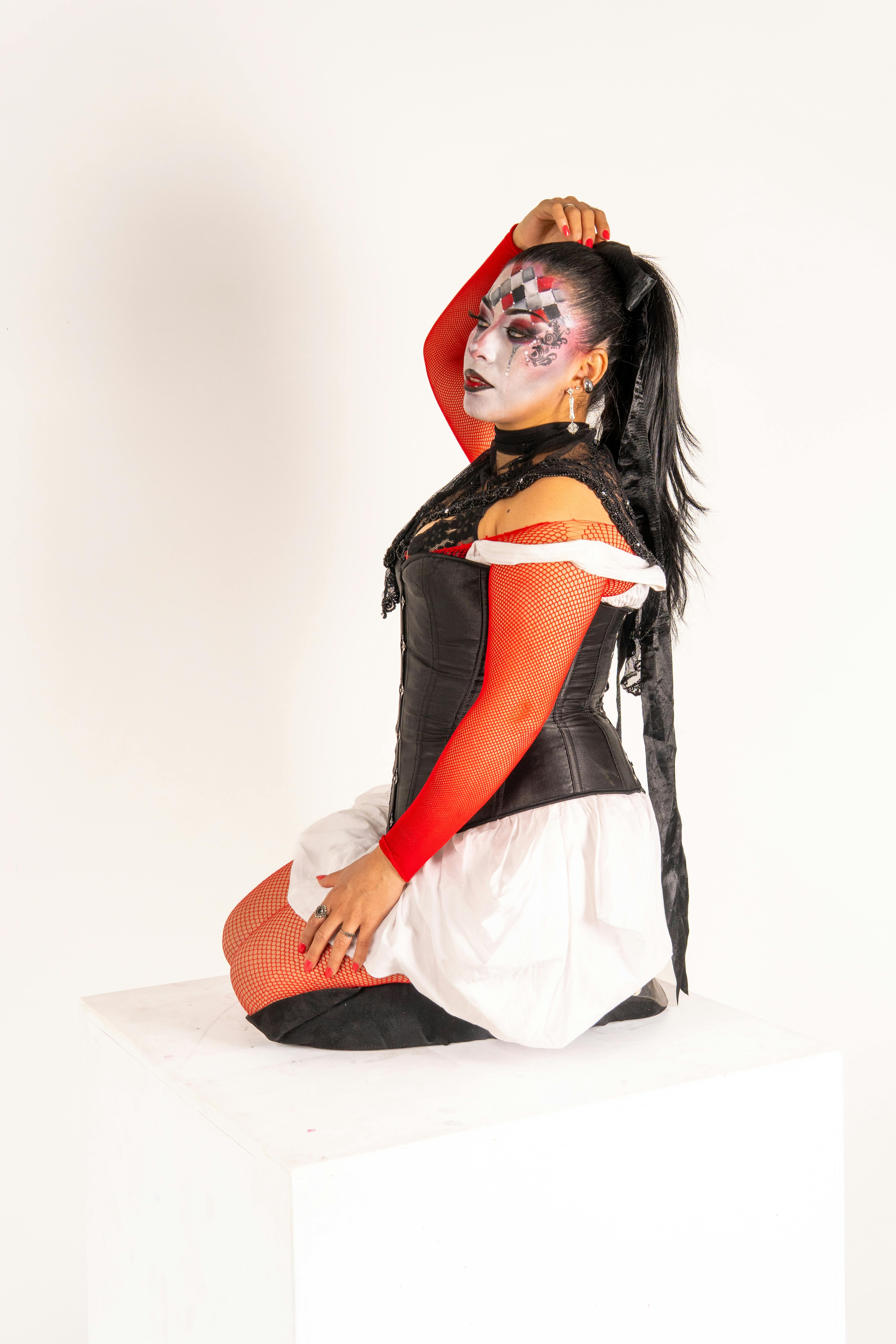 Ücretsiz Meksika şehrinde, eşsiz sanatsal tarzını sergileyen, palyaço makyajı yapılmış bir kadının portresi. Stok Fotoğraflar