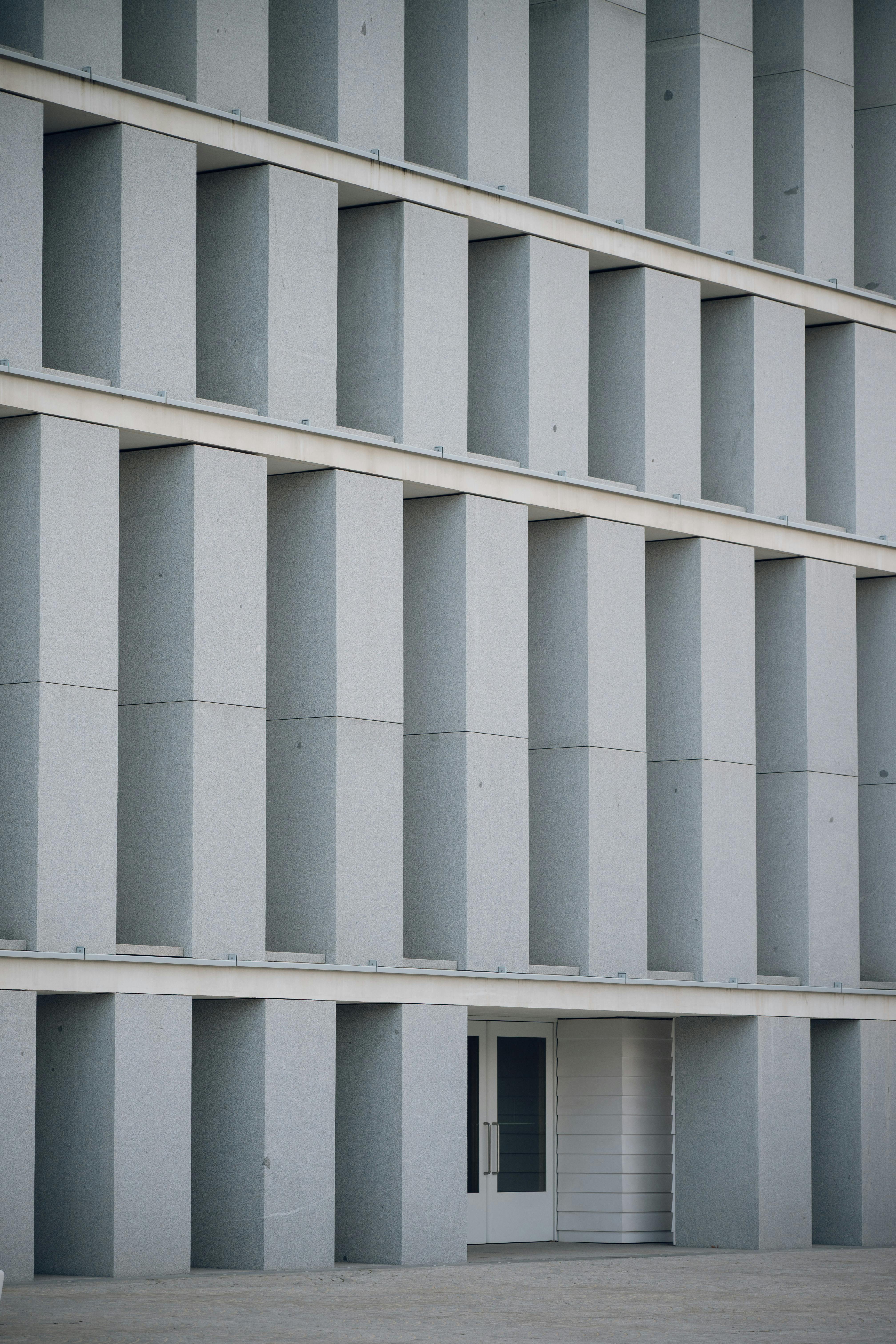 ingyenes Modern betonhomlokzat egy madridi épületen, geometrikus mintákkal. Stockfotó