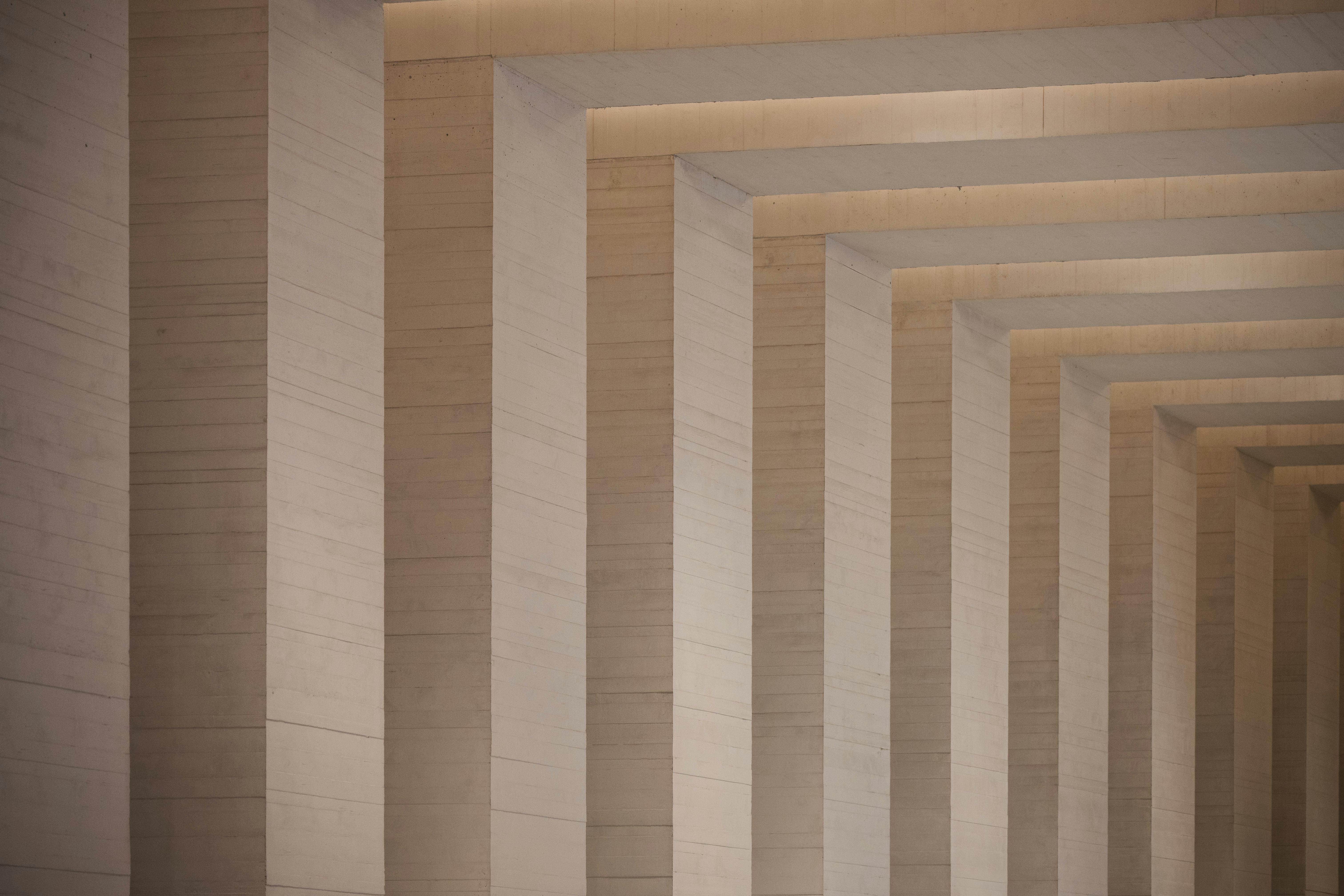 Bezpłatne Minimalistyczny widok betonowych filarów tworzących geometryczny wzór w Madrycie. Zdjęcie z galerii