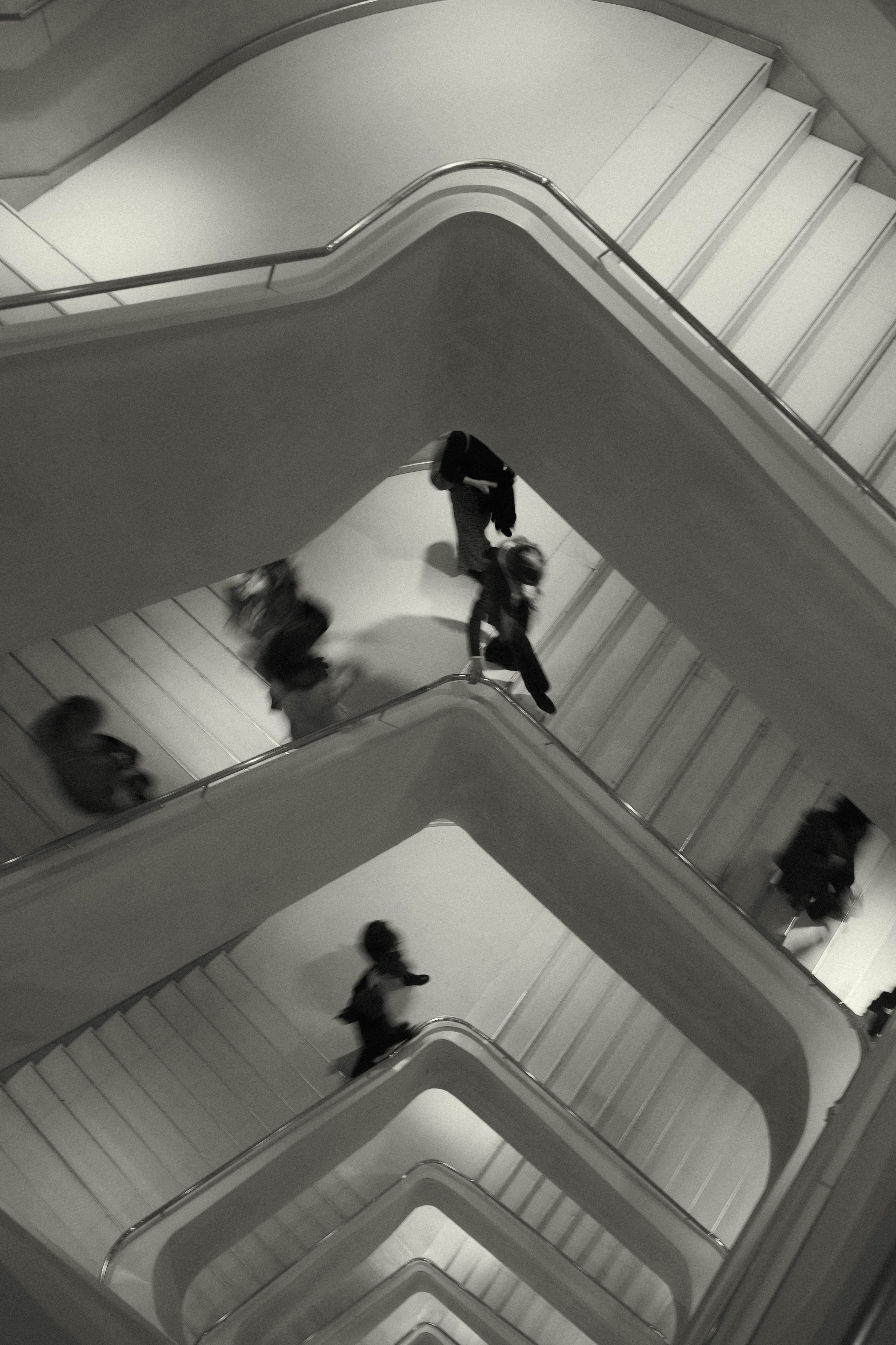 무료 마드리드의 나선형 계단을 오르내리는 사람들의 추상적인 모습. 스톡 사진