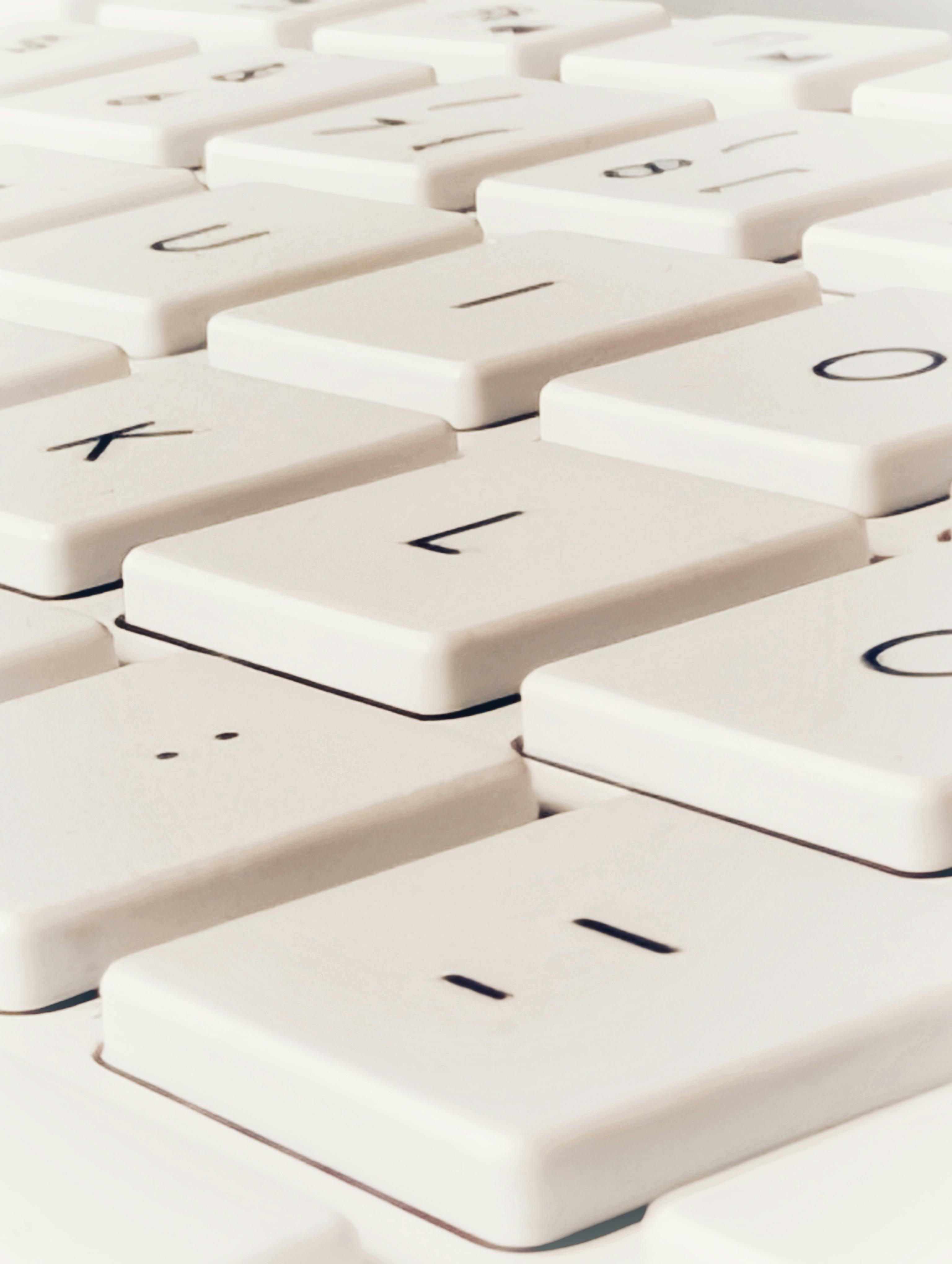 gratis Close-up van witte toetsen van een computertoetsenbord, met gedetailleerde textuur en perspectief. Stockfoto