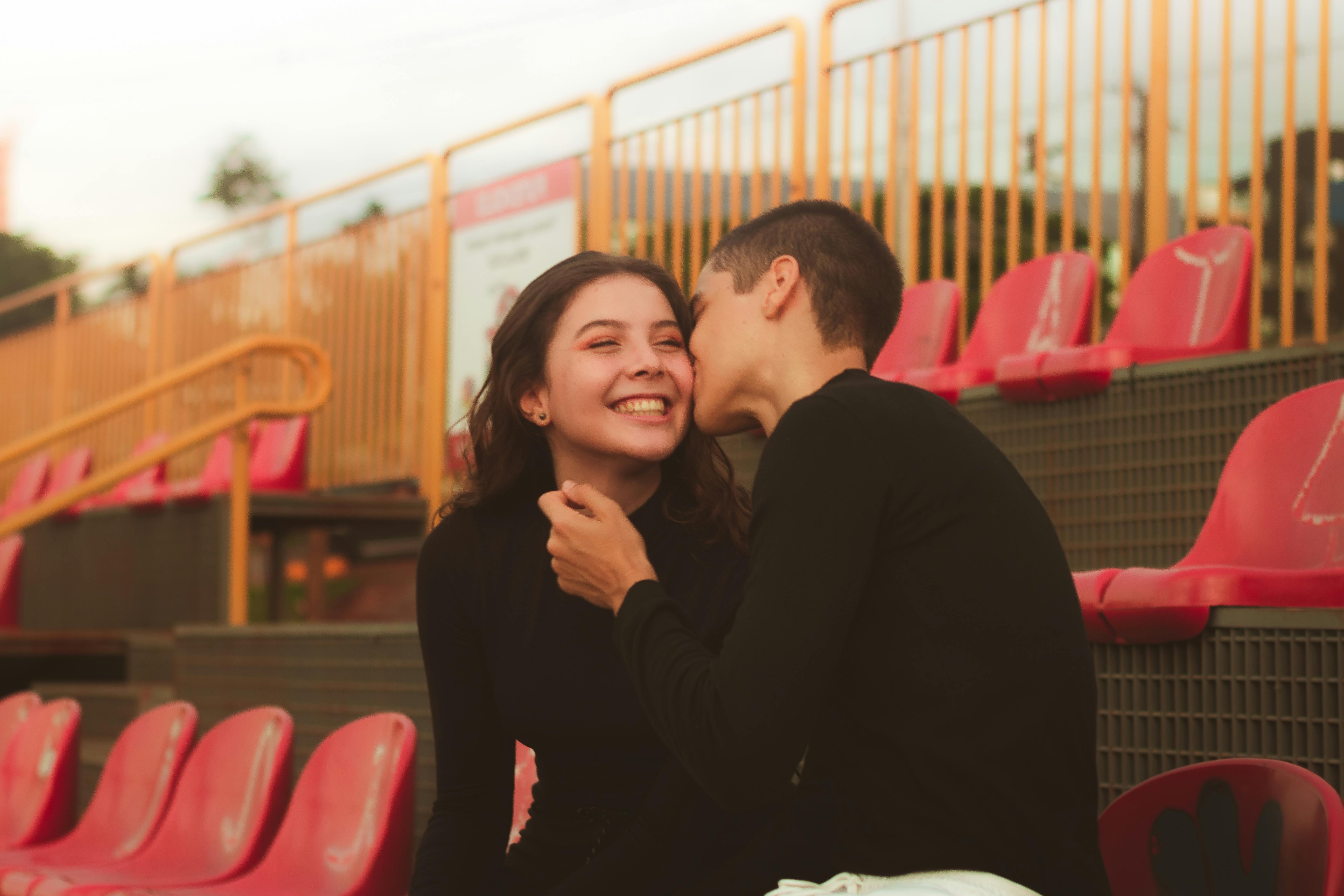 When should you start kissing at the end of dates?