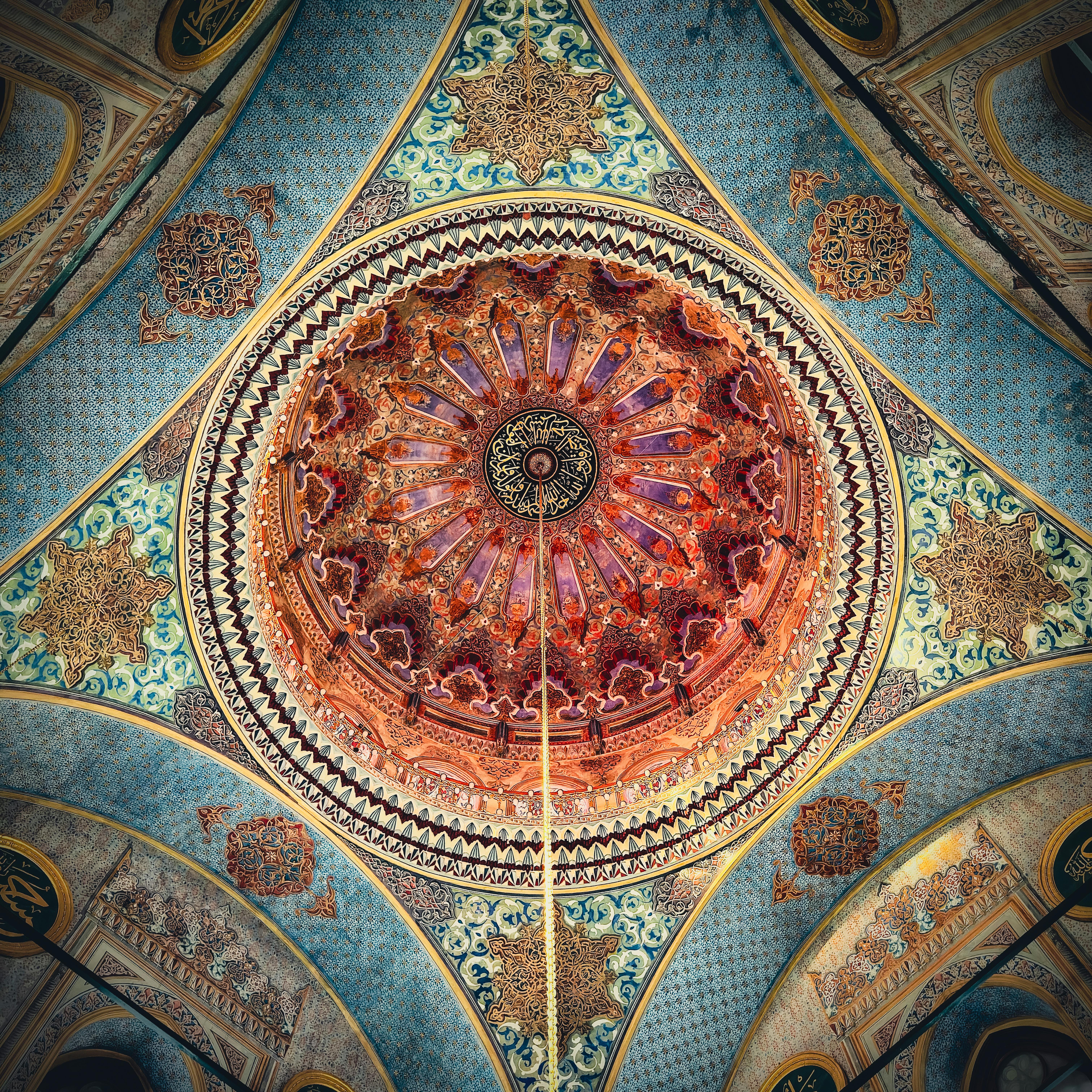 Gratuit Detaliu captivant al plafonului unei moschei din Istanbul, care prezintă un design islamic ornamentat și culori vibrante. Fotografie de stoc