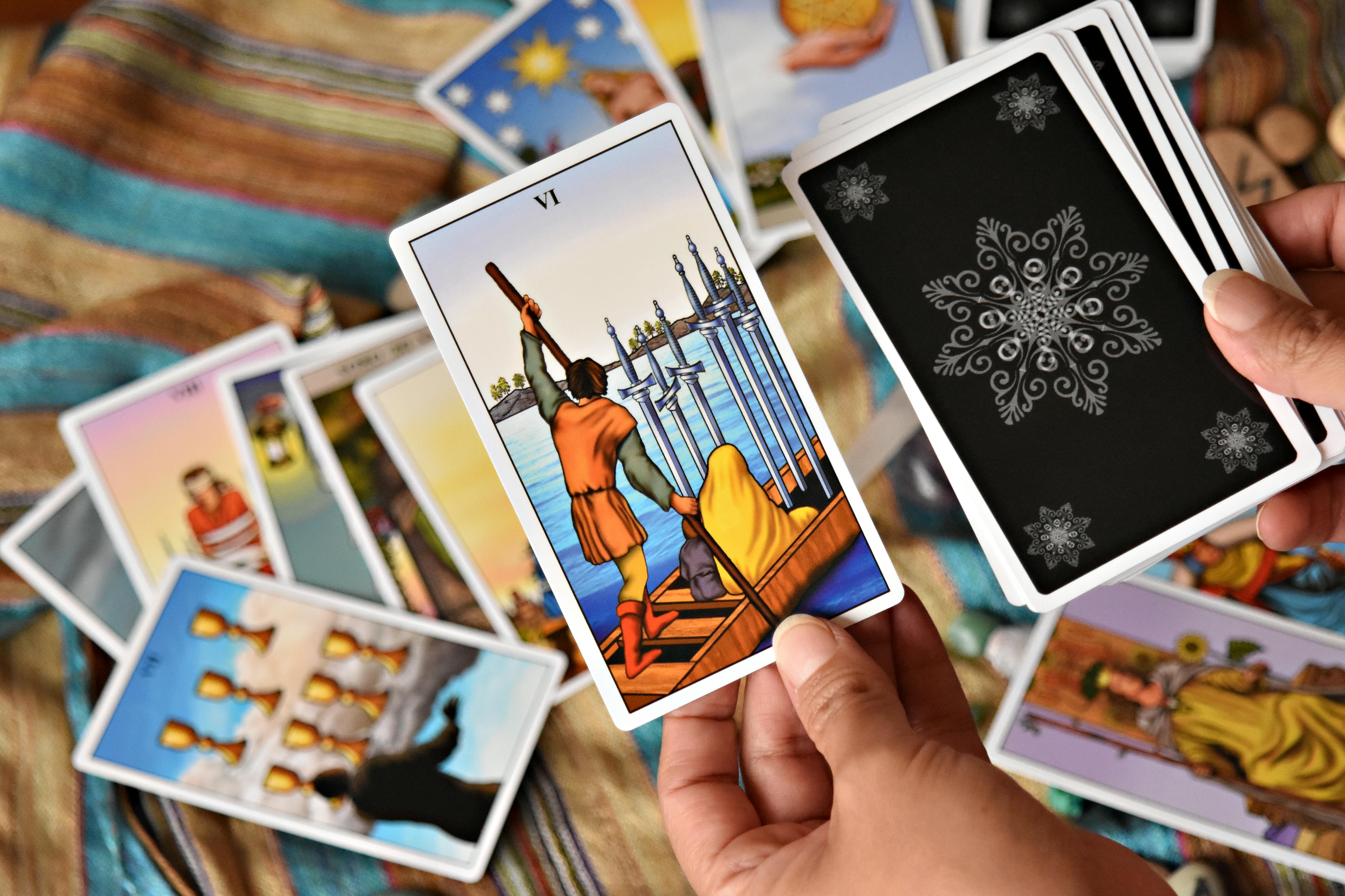 Δωρεάν Κοντινό πλάνο χεριών που κρατούν πολύχρωμες κάρτες ταρώ, ιδανικές για πνευματικά θέματα. Φωτογραφία από στοκ φωτογραφιών