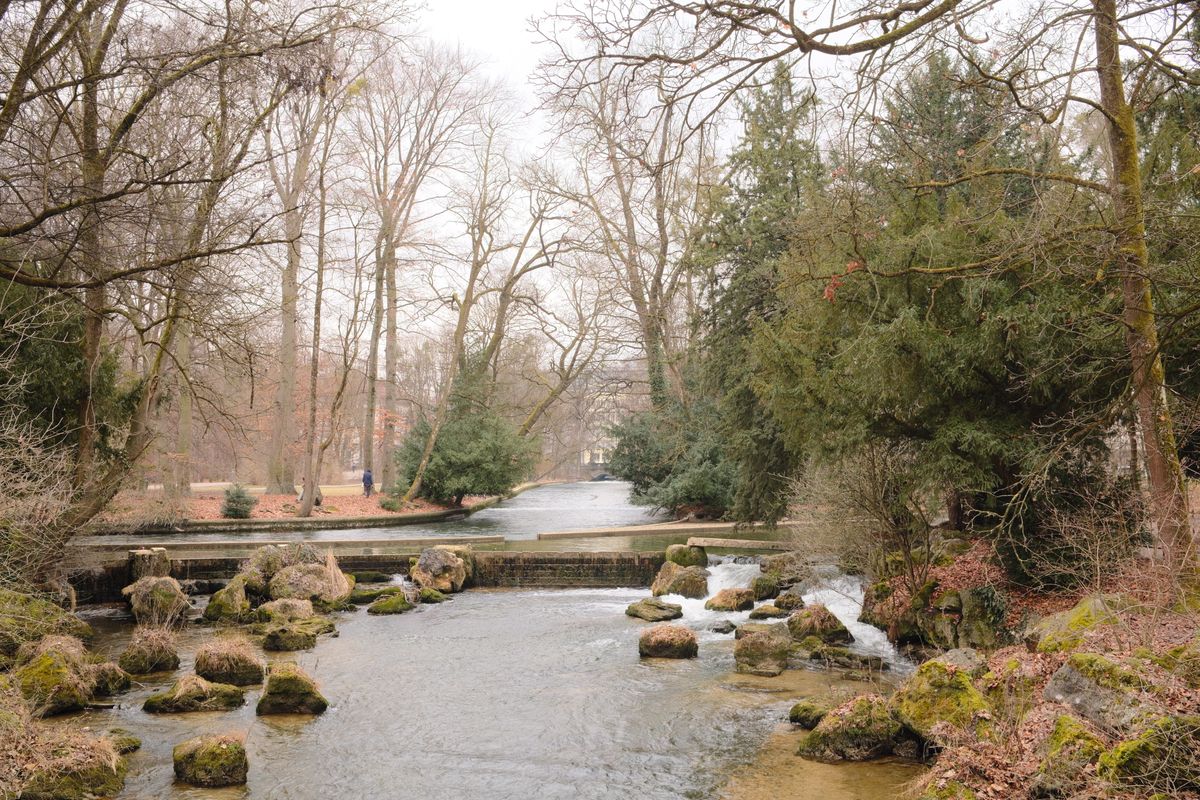 Schwabing München - valul de surf de pe Eisbach, la marginea Englischer Garten