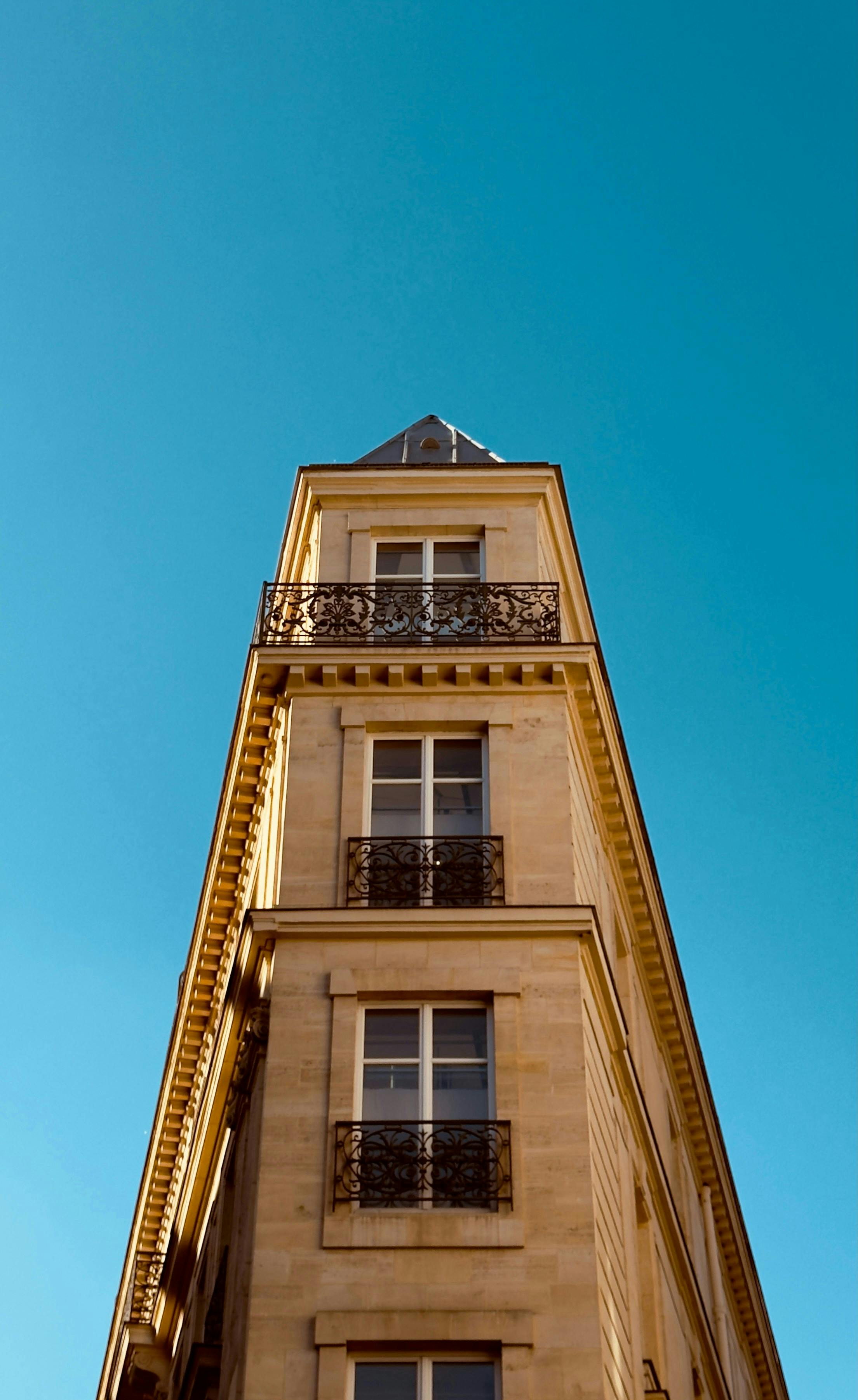 Ücretsiz Yaz gökyüzünün altında demir balkonları olan klasik Paris Haussmann binası. Stok Fotoğraflar