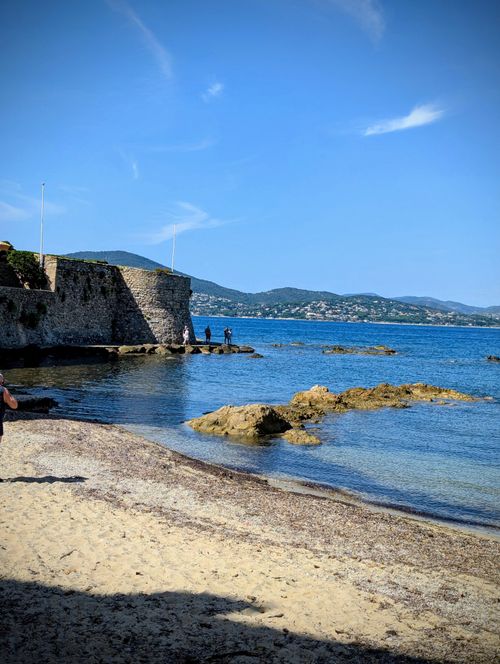 Free A serene beach view by a historic fort on a sunny day, perfect for travel inspiration. Stock Photo