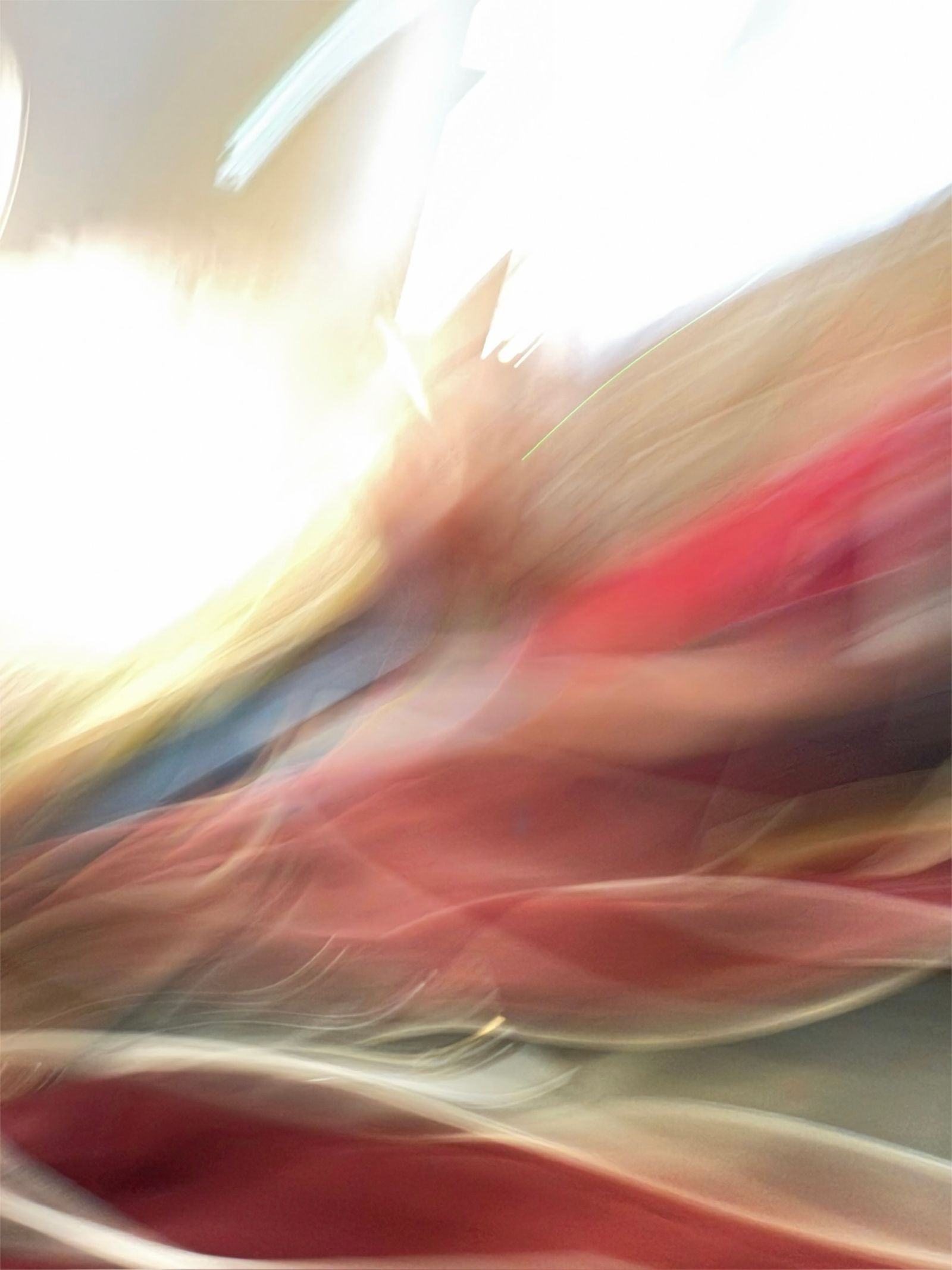 Flou de mouvement abstrait de tissus rouges et de fuites de lumière vives