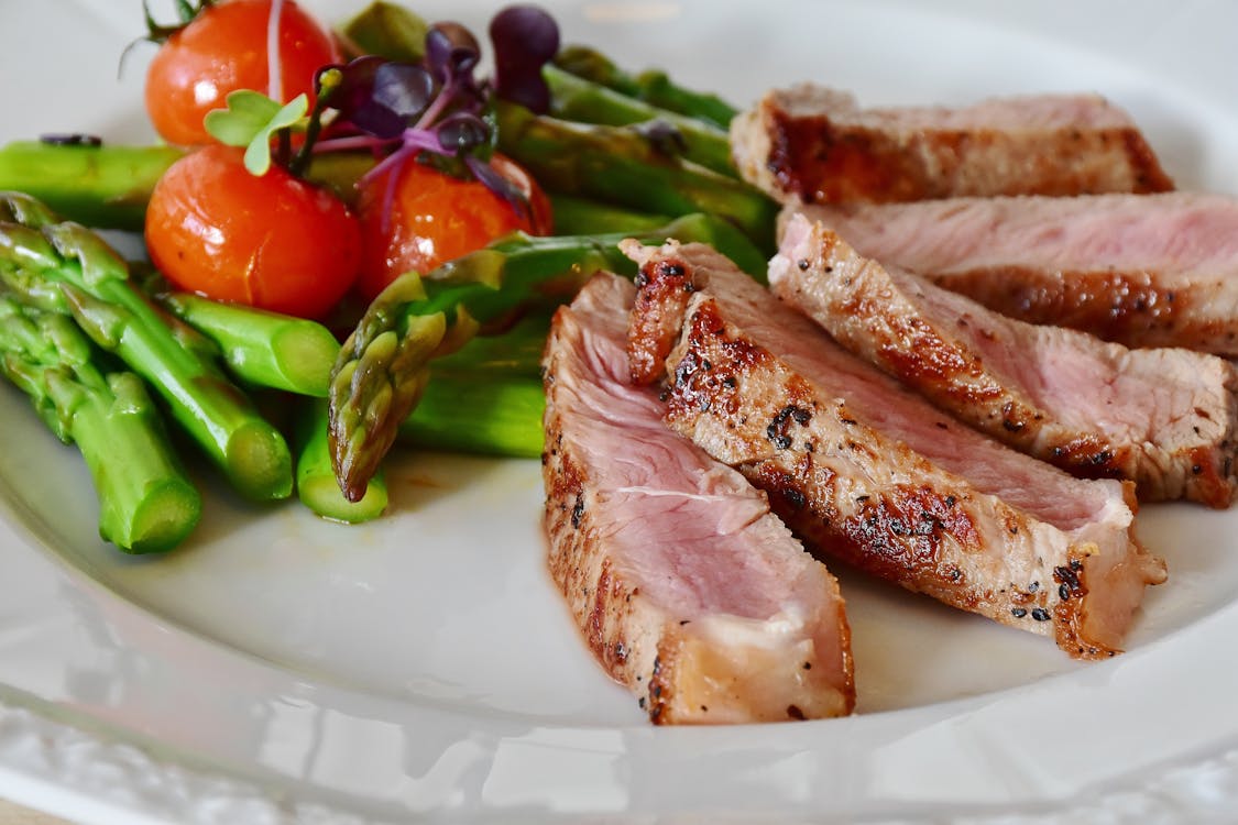 Free 白いお皿に盛り付けた肉料理のグリル Stock Photo