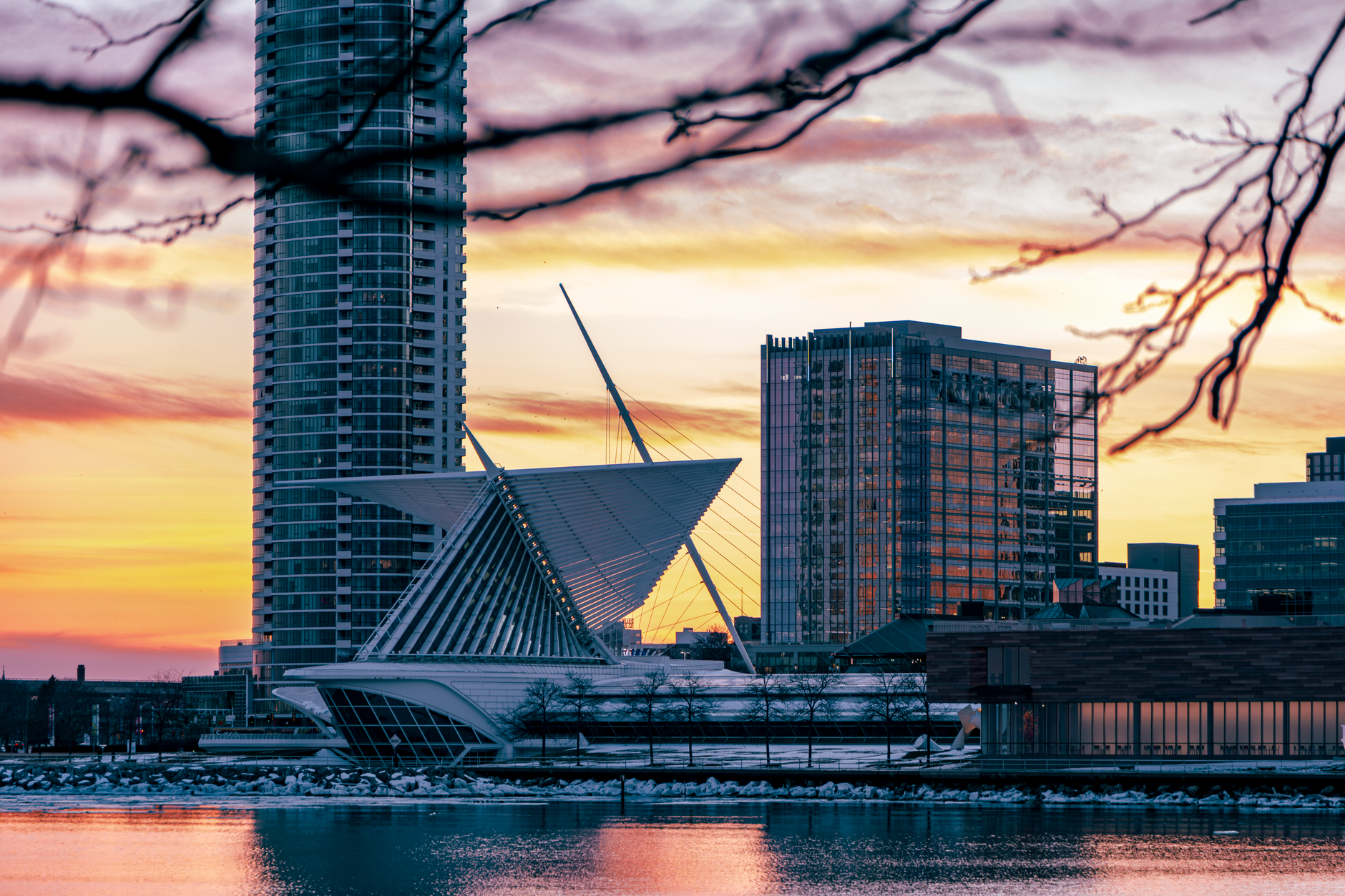 Beautiful sunset view of Milwaukee skyline featuring the iconic Art Museum's architecture.