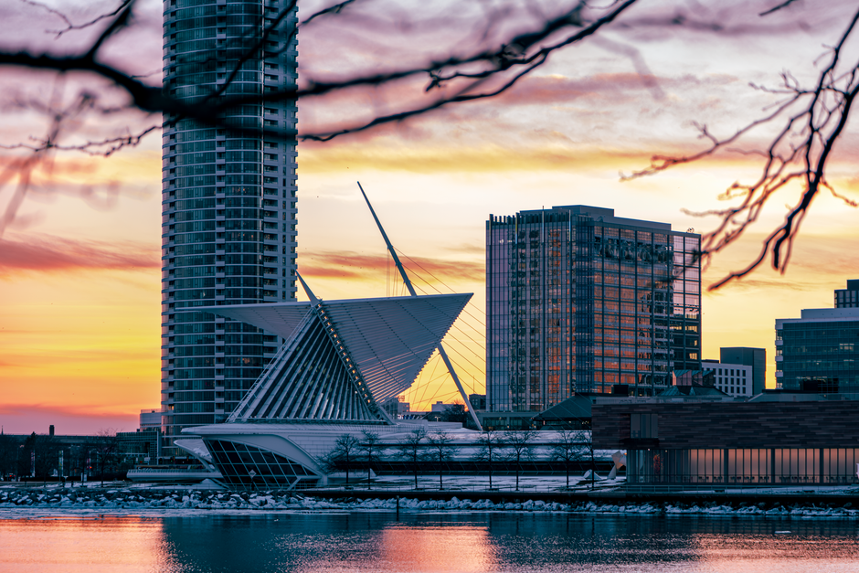 Beautiful sunset view of Milwaukee skyline featuring the iconic Art Museum's architecture.