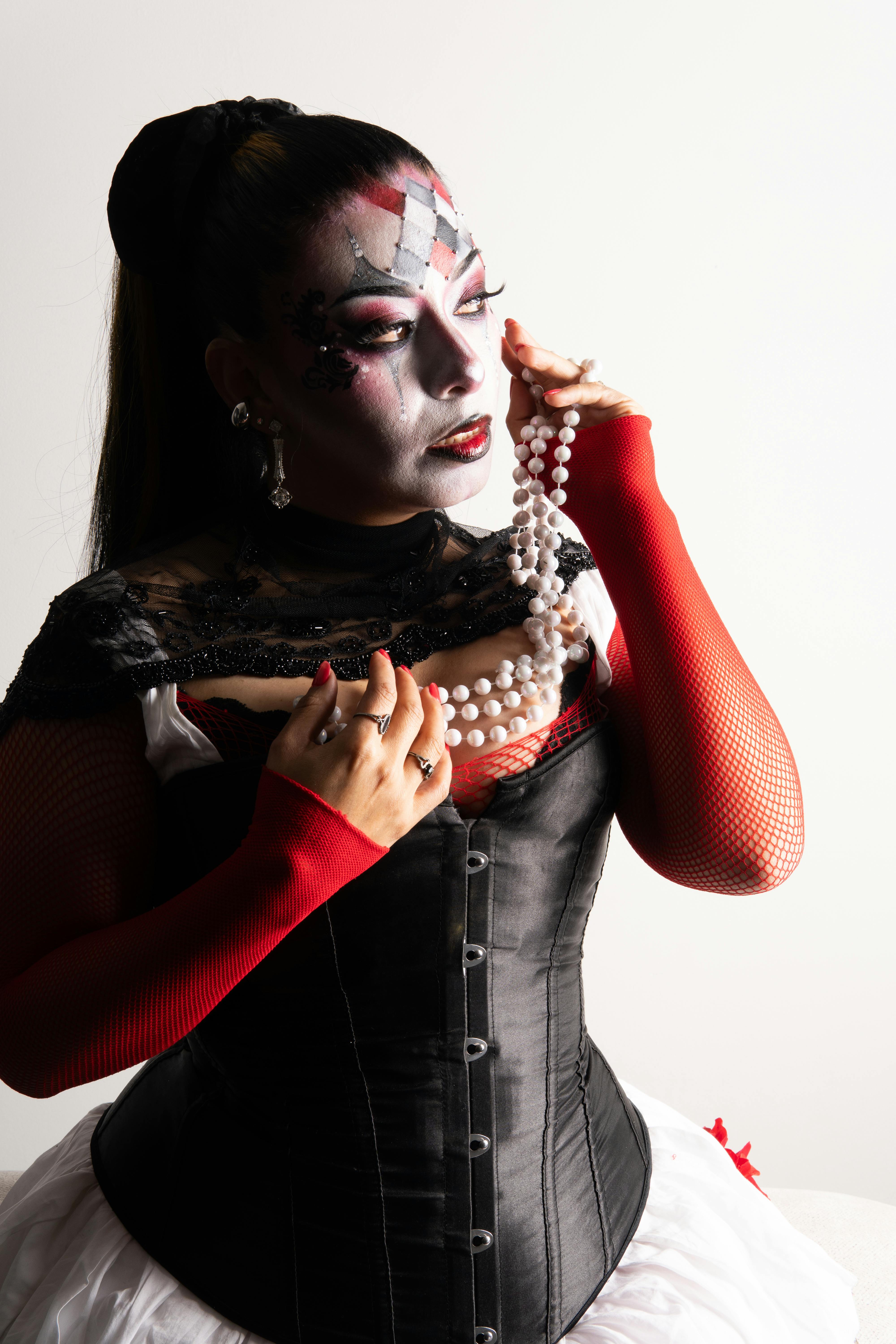 Δωρεάν Γοτθικό πορτρέτο μιας γυναίκας με εντυπωσιακό μακιγιάζ και μαργαριτάρια σε ανοιχτόχρωμο φόντο. Φωτογραφία από στοκ φωτογραφιών