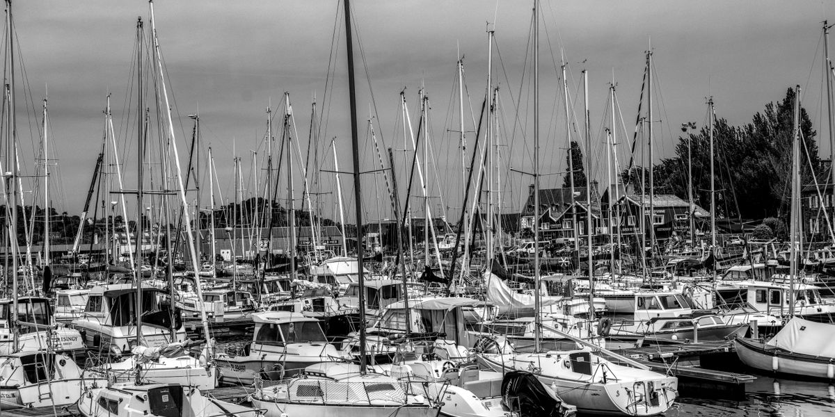 Yachts et voiliers amarrés dans un port de plaisance